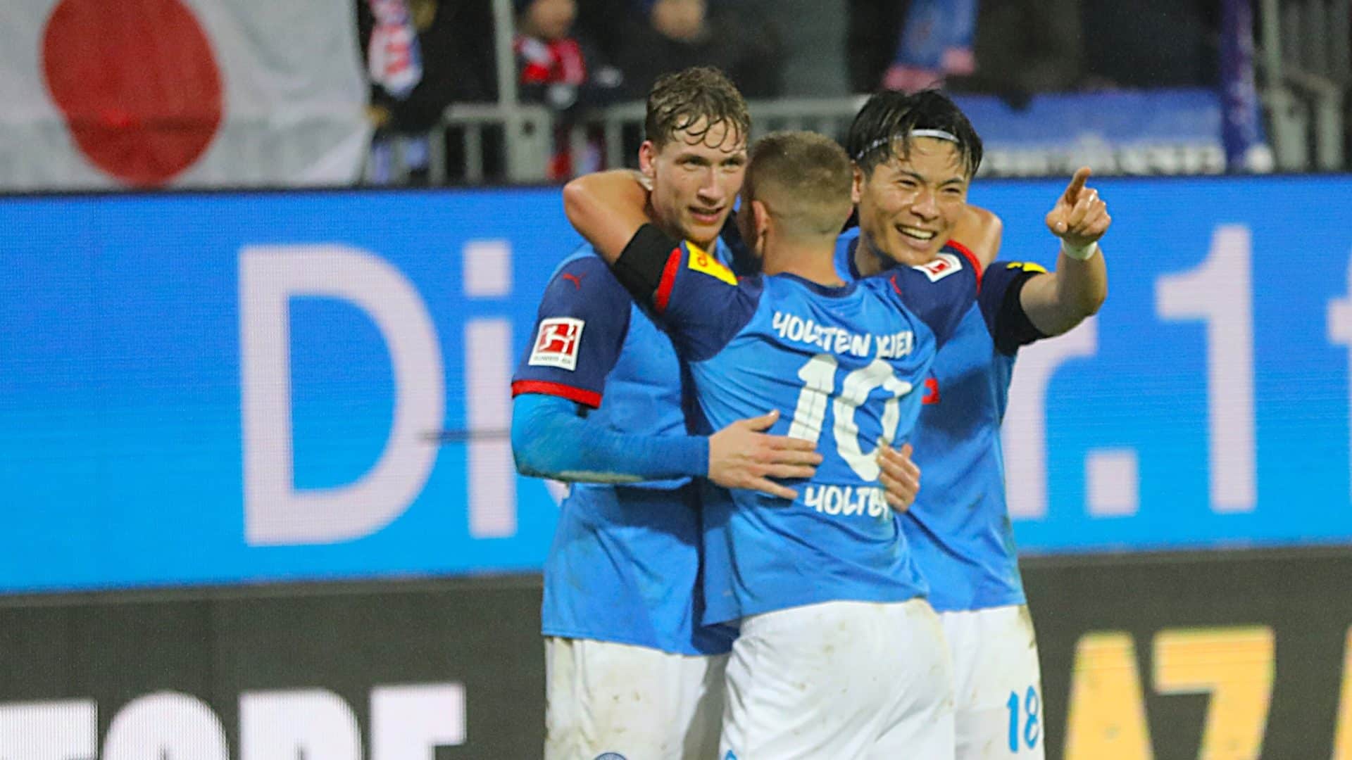 20241221 Rosenboom Holtby und Machino jubeln gegen Augsburg 02