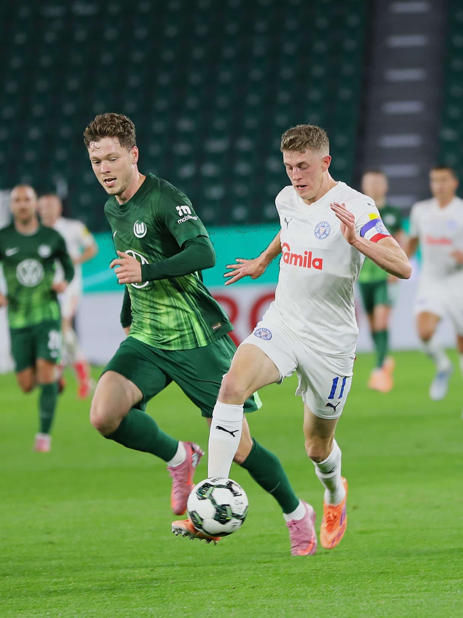 20251028 Bernhardsson vor Wolfsburgs Olsen