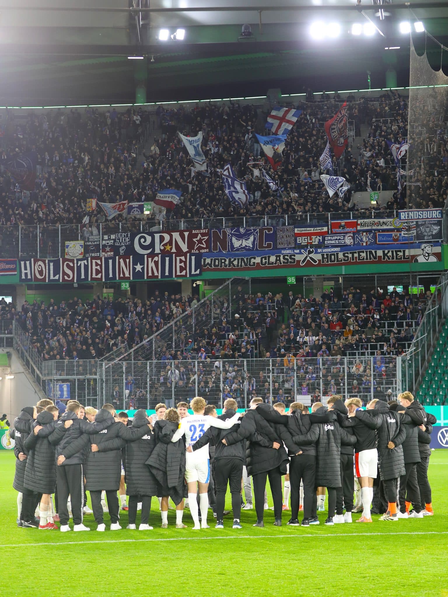 20251028 Holsteins Spielerkreis nach dem Pokalsieg in Wolfsburg