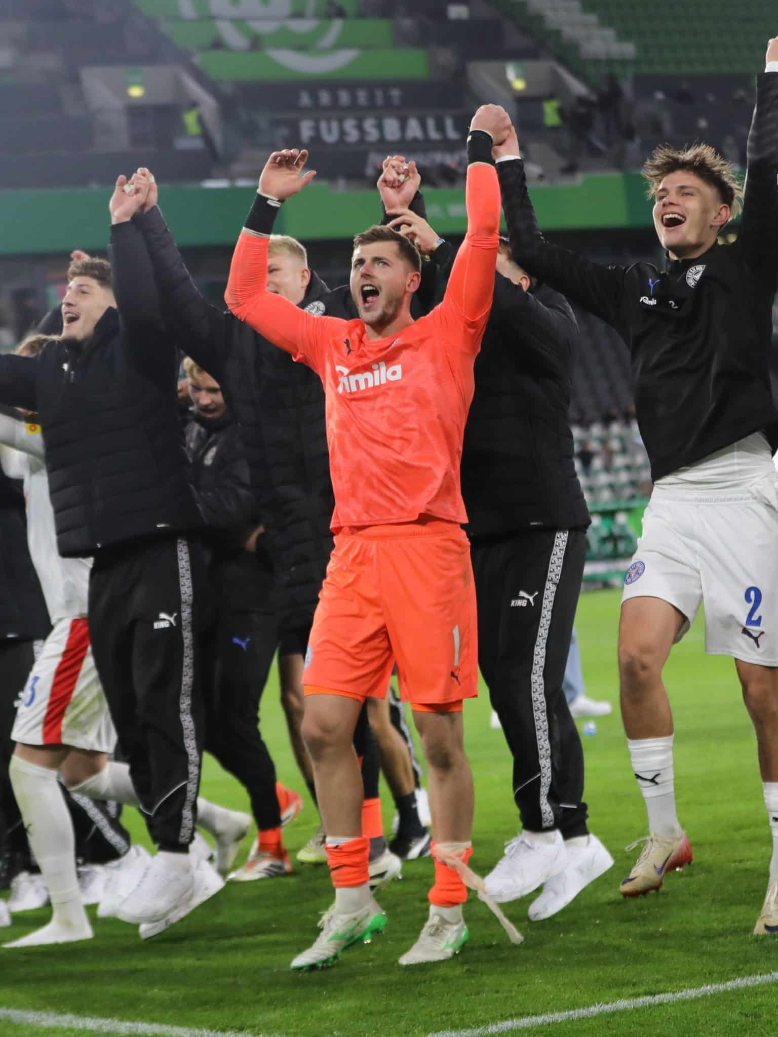 20251028 Holsteins Torwart Weiner hielt seinen Kasten in Wolfsburg sauber