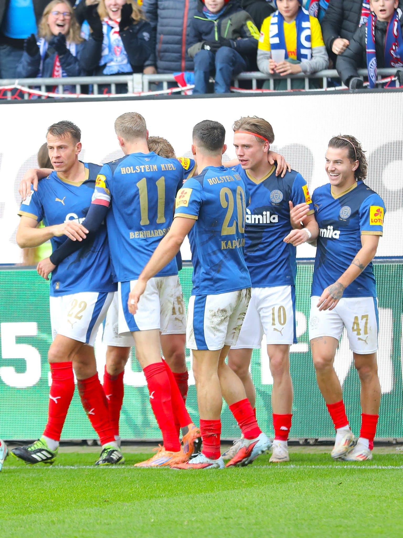 20251109 Jubel um den Führungstorschützen Kasper Davidsen gegen Düsseldorf 01
