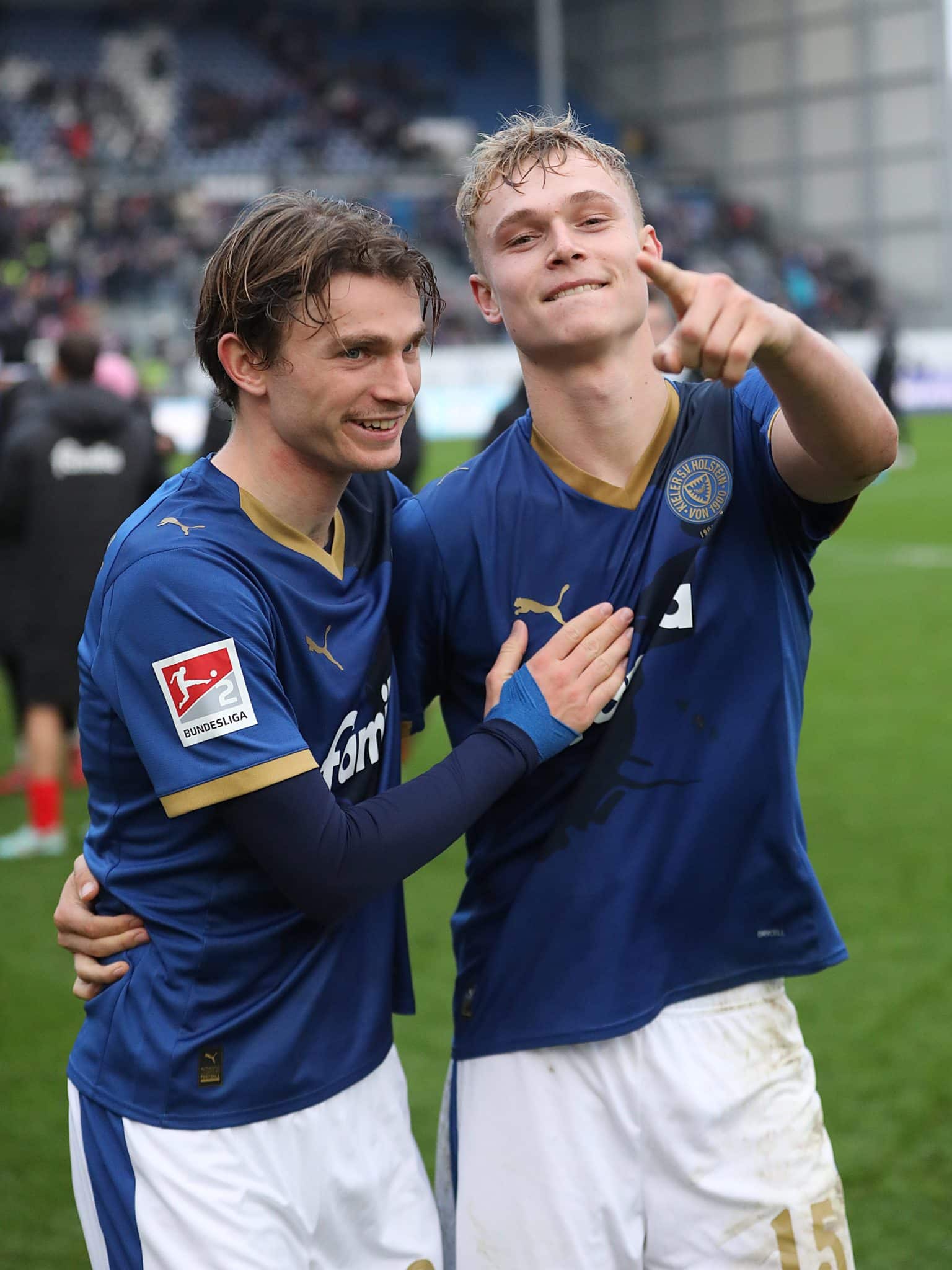 20251109 Magnus Knudsen feiert mit Matchwinner Kaspar Davidsen den Sieg gegen Düsseldorf 02