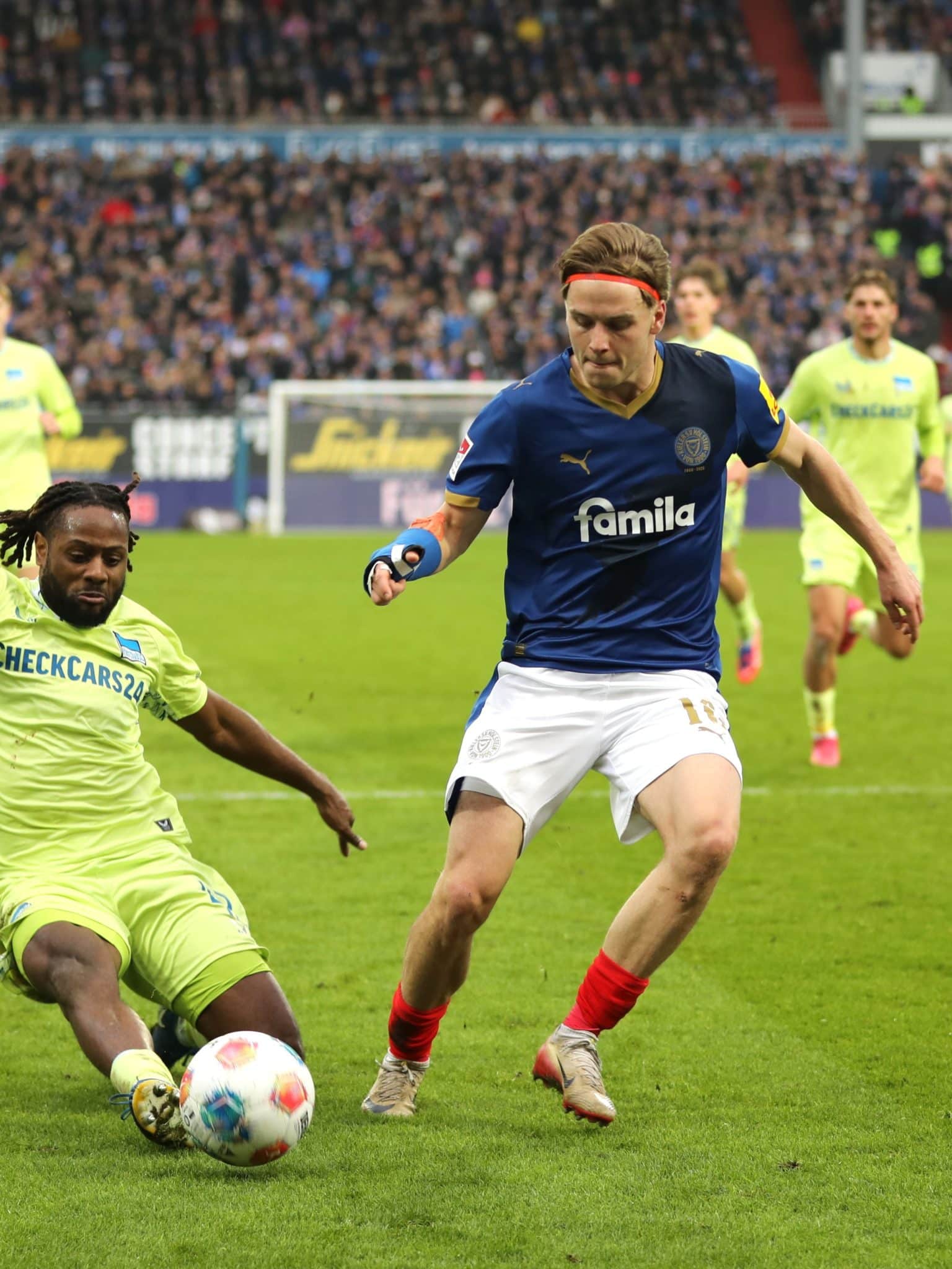 20251129 Holsteins Jonas Therkelsen gegen Herthas Evan Zeefuik