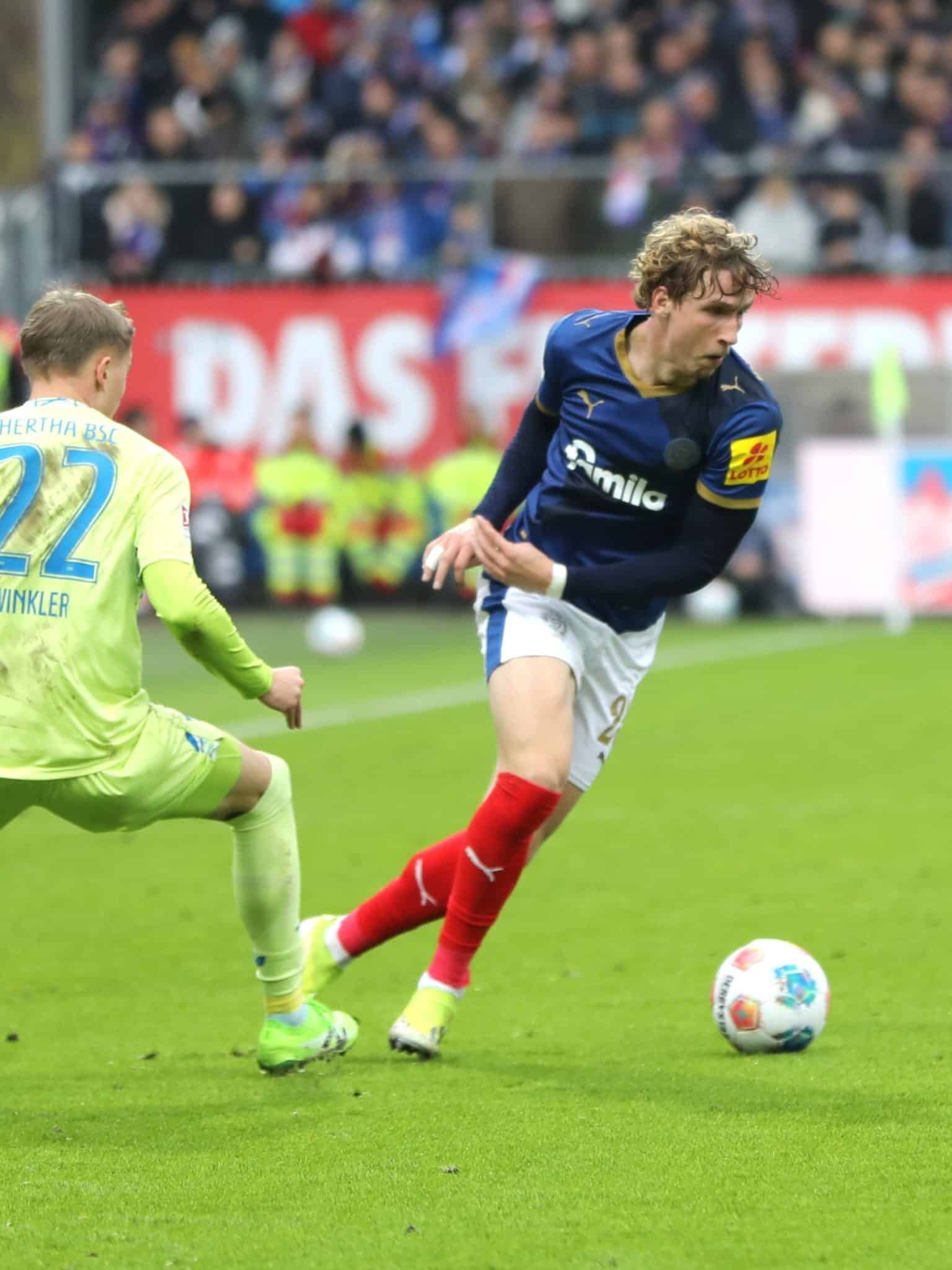 20251129 Holsteins Lasse Rosenboom gegen Herthas Marten Winkler 02