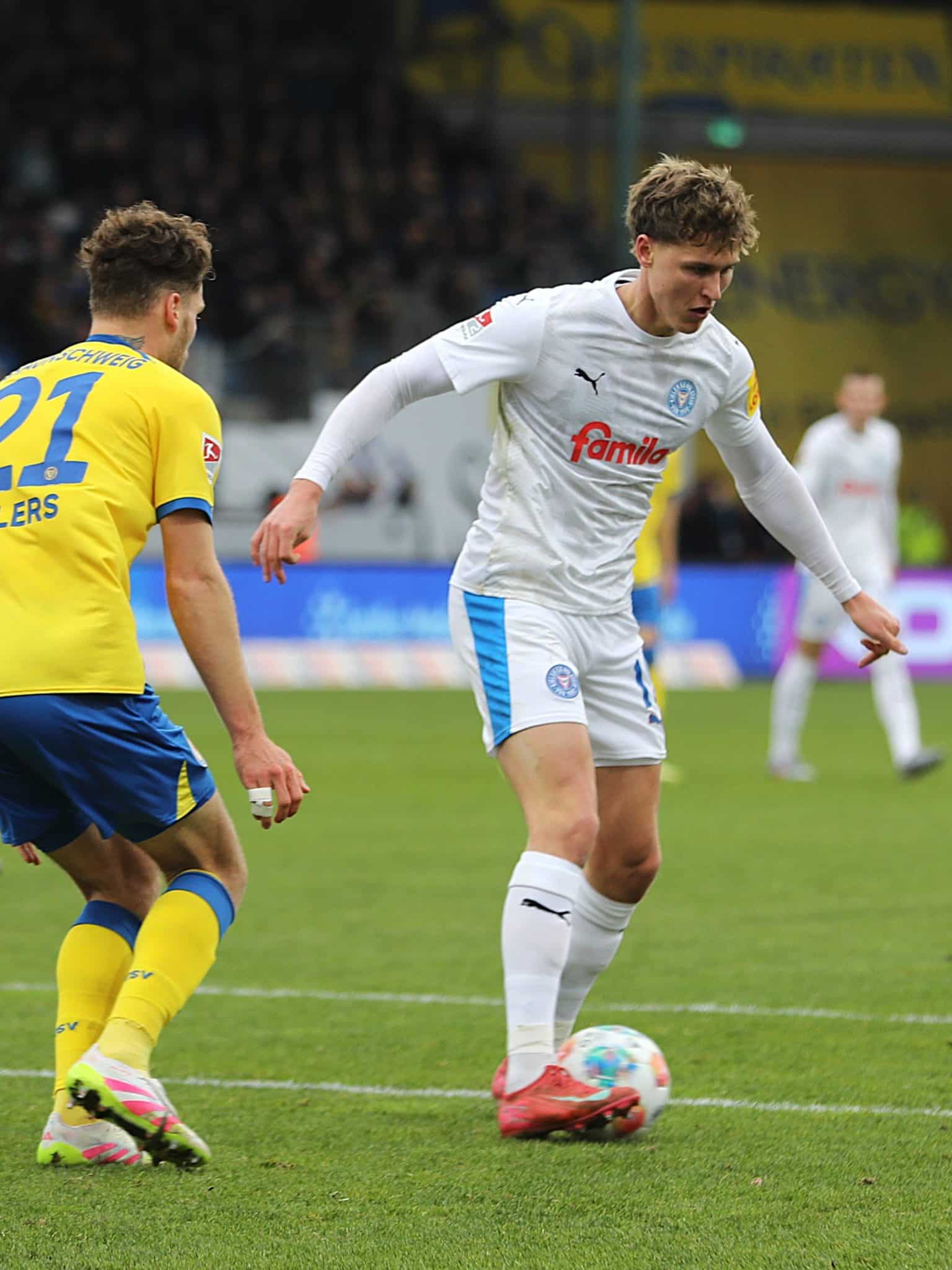 20251207 Kiels Harres gegen Braunschweigs Ehlers