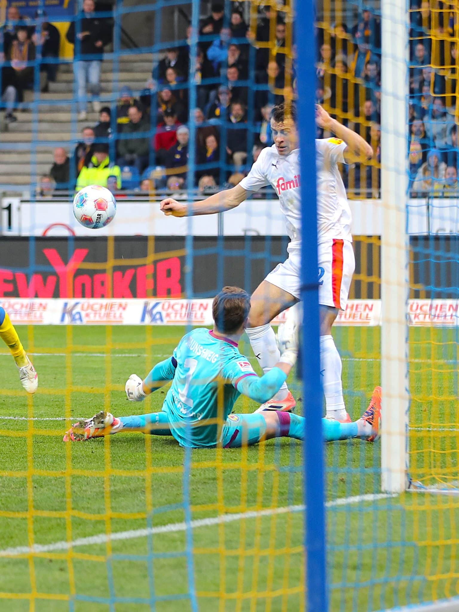 20251207 Stefan Schwab verpasst knapp vor Braunschweigs Torhüter Hoffmann die Kieler Führung