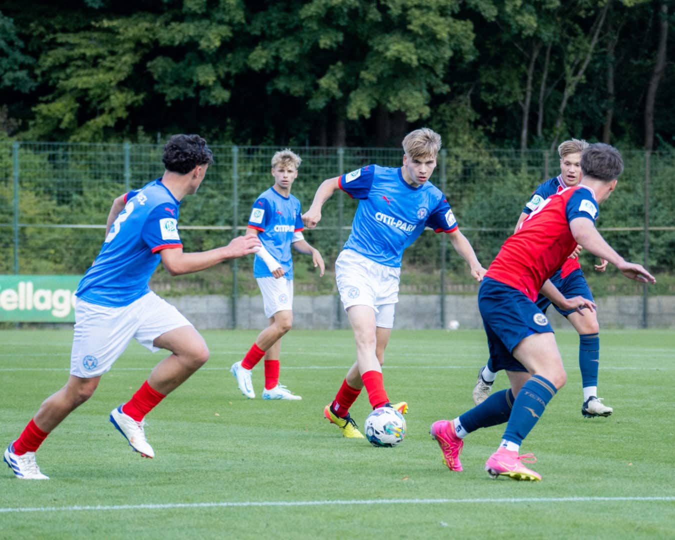 Holstein Kiel U17 Spieler am Ball