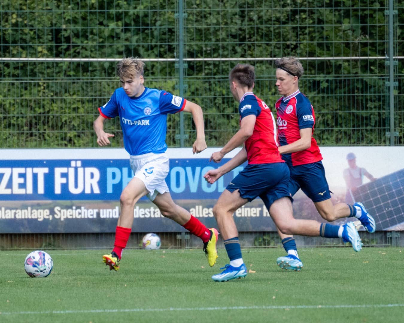 Holstein Kiel U17 Spieler im Zweikampf