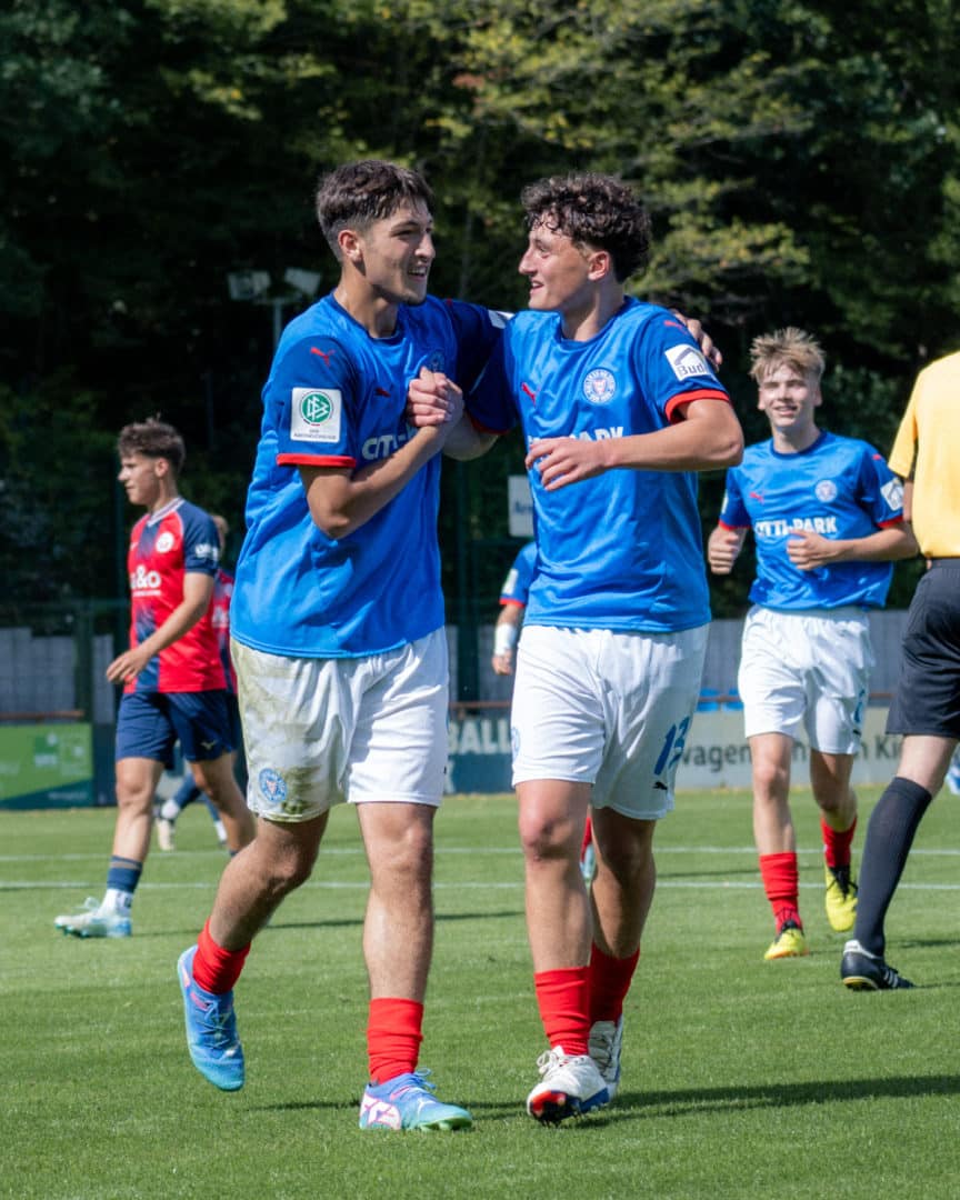 Holstein Kiel U17 Spieler klatschen ein nach Tor