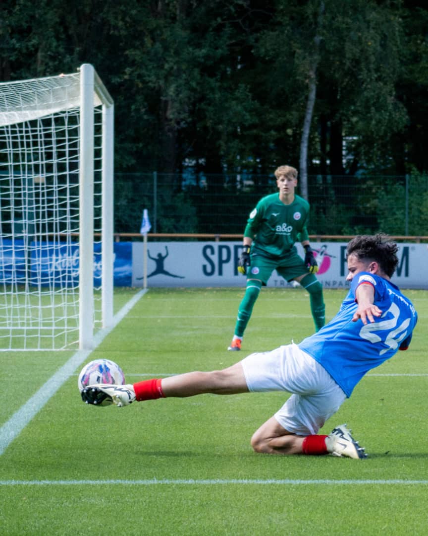 Holstein Kiel U17 Spieler mit Graetsche
