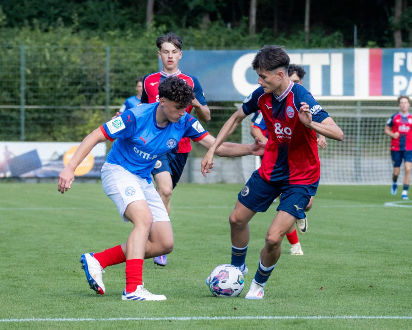 Holstein Kiel U17 Spieler im Zweikampf
