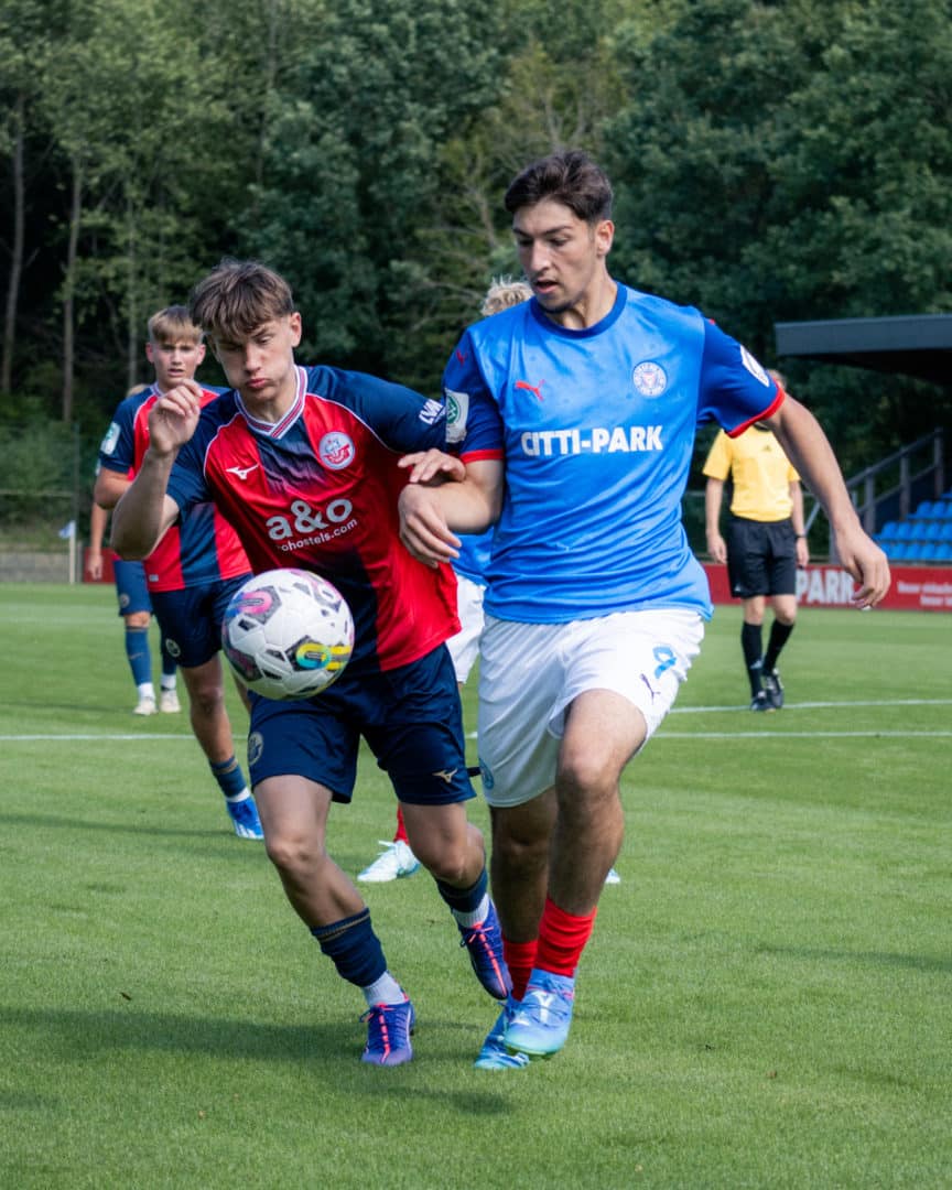 Holstein Kiel U17 Spieler im Zweikampf
