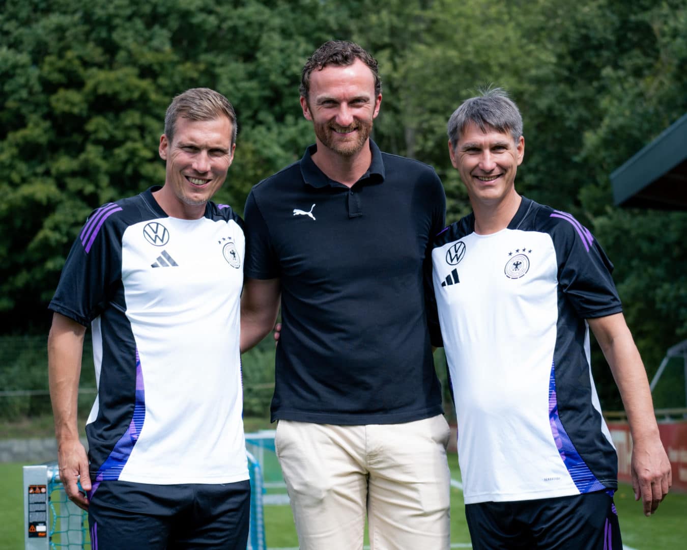 NLZ-Direktor Dominic Peitz begrüßte die beiden U-Nationaltrainer Hannes Wolf (l.) und Michael Prus im CITTI FUSSBALL PARK.