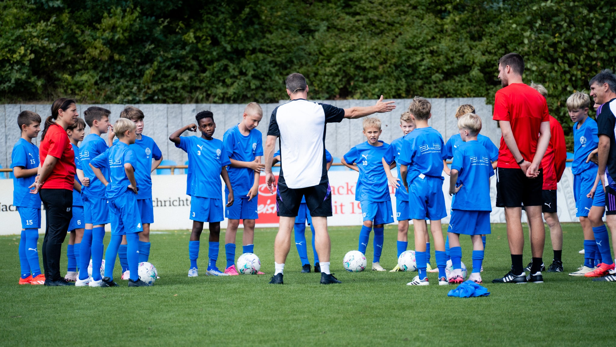 U20-Nationaltrainer Hannes Wolf beim Show-Training mit den Jungstörchen von unserer U13.