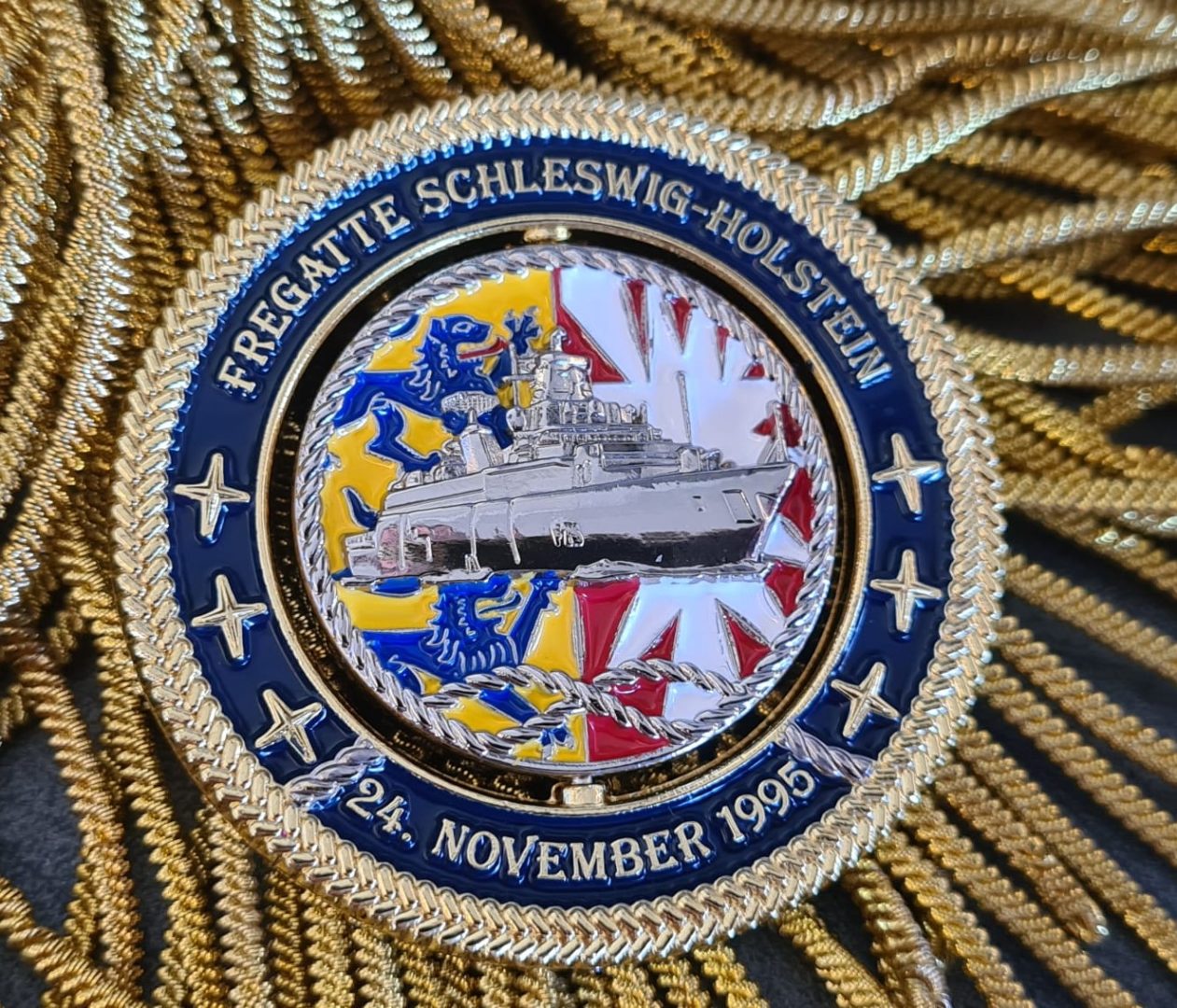 Ein Commanders' Coin der Fregatte Schleswig-Holstein.