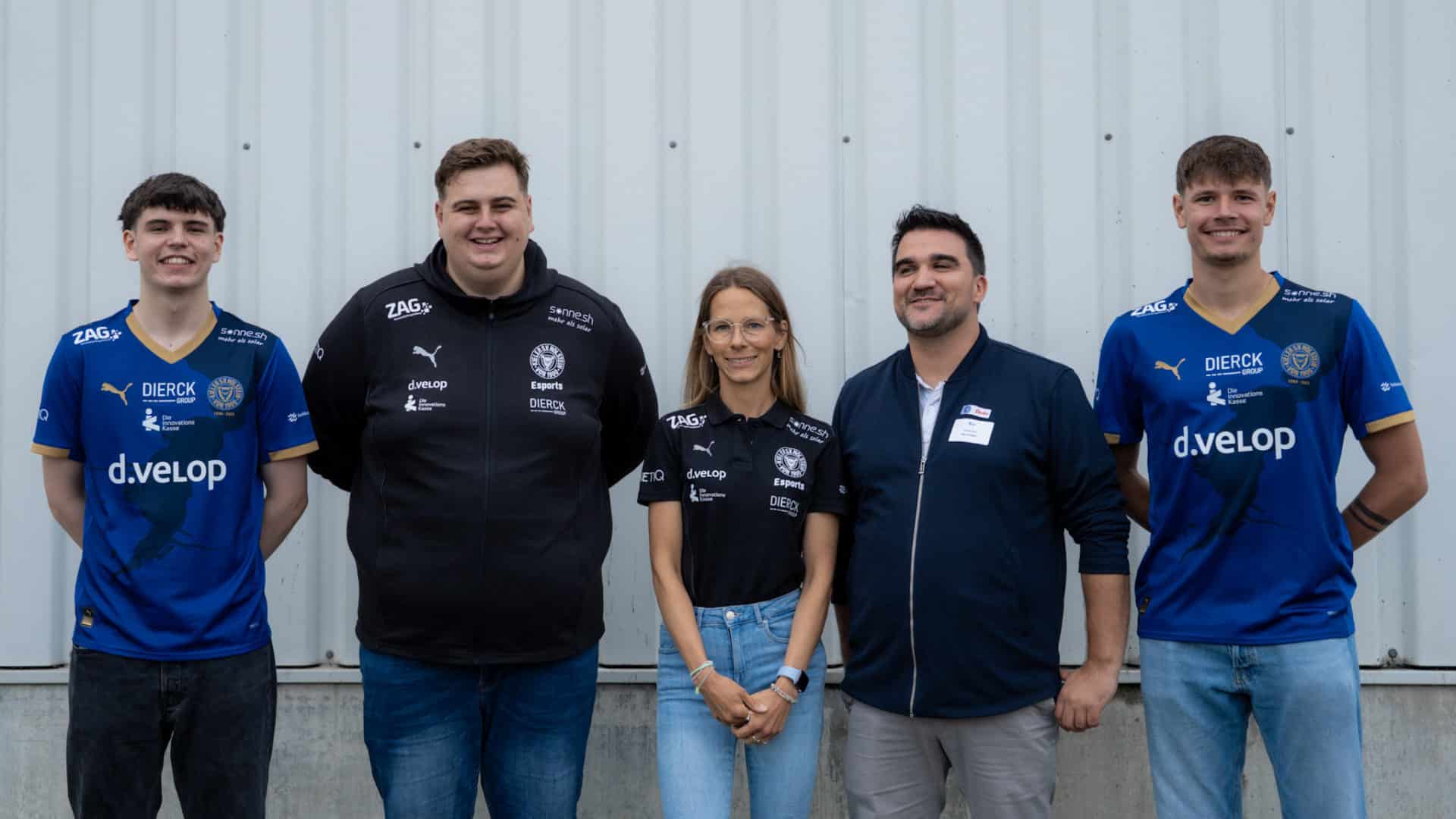 V. li.: Justin Springer, Marvin Schmidt-Tychsen, Eileen Wunderlich und Colin Völter des HolsteinEsports sowie Daniel Rach (2. v. re.), Leiter Vermarktung bei Holstein Kiel, mit dem Trikot der neuen Saison 2025/26.
