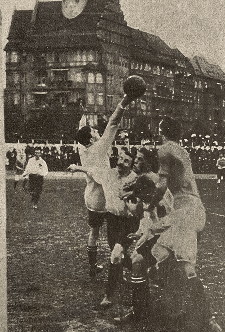 Adsch Werner klärt im Viertelfinale der Deutschen Meisterschaft 1912 gegen den amtierenden Titelträger BFC Preußen