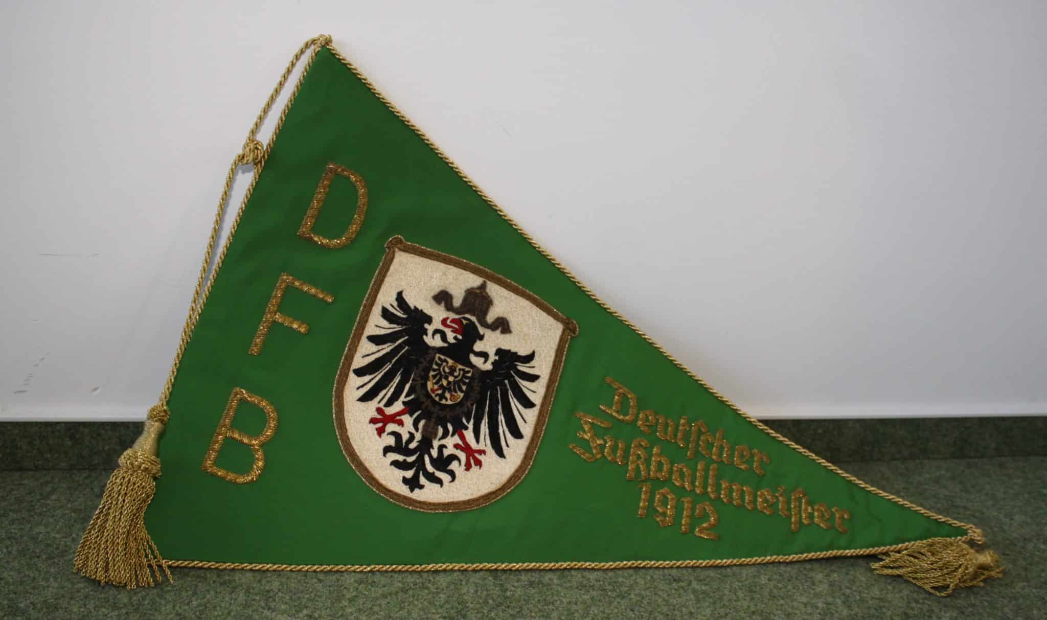 Der Meisterwimpel von 1912 ist im Besitz der KSV Holstein