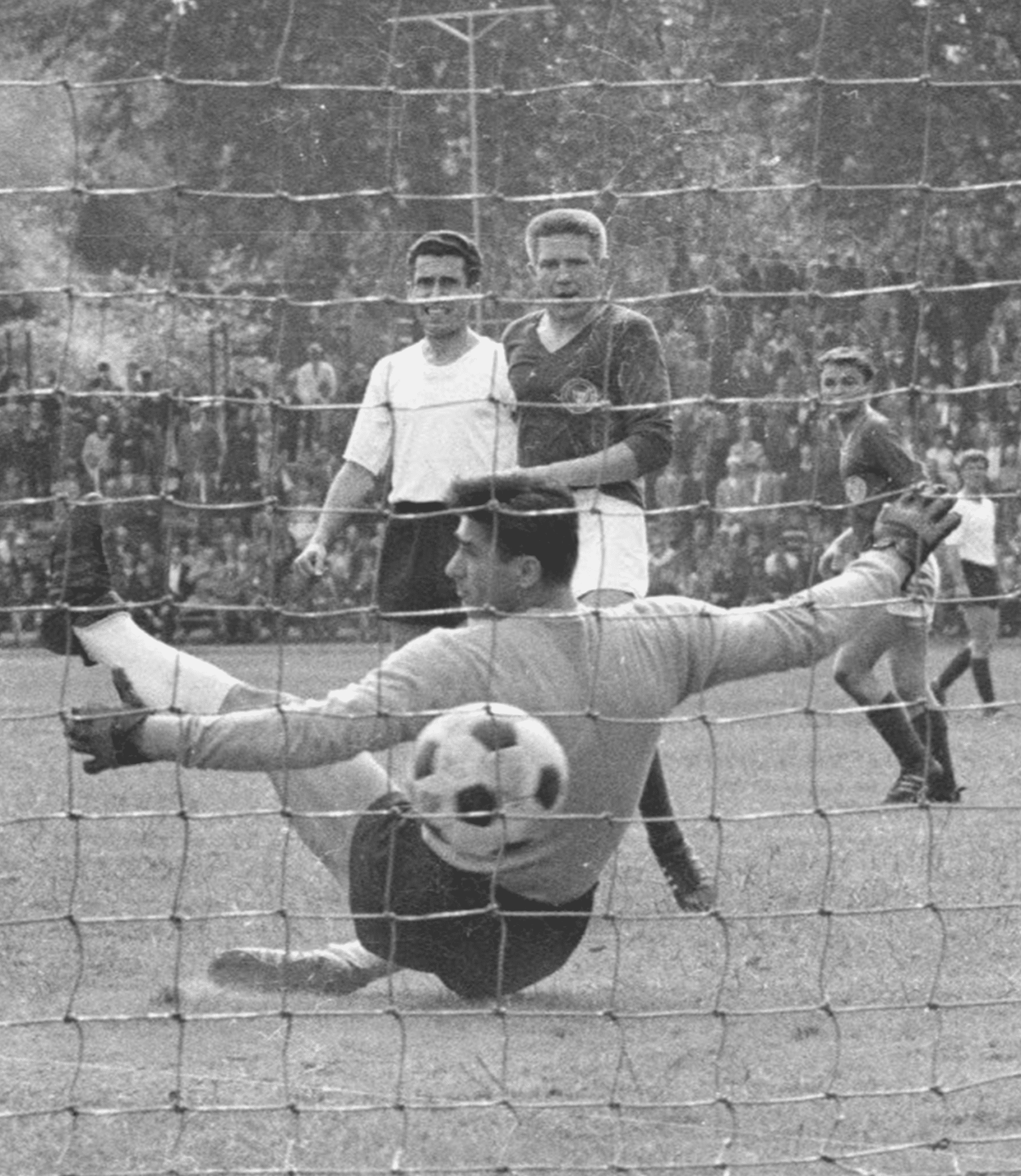 Gerd Koll trifft im Juni 1965 in der Aufstiegsrunde gegen Wormatia Worms