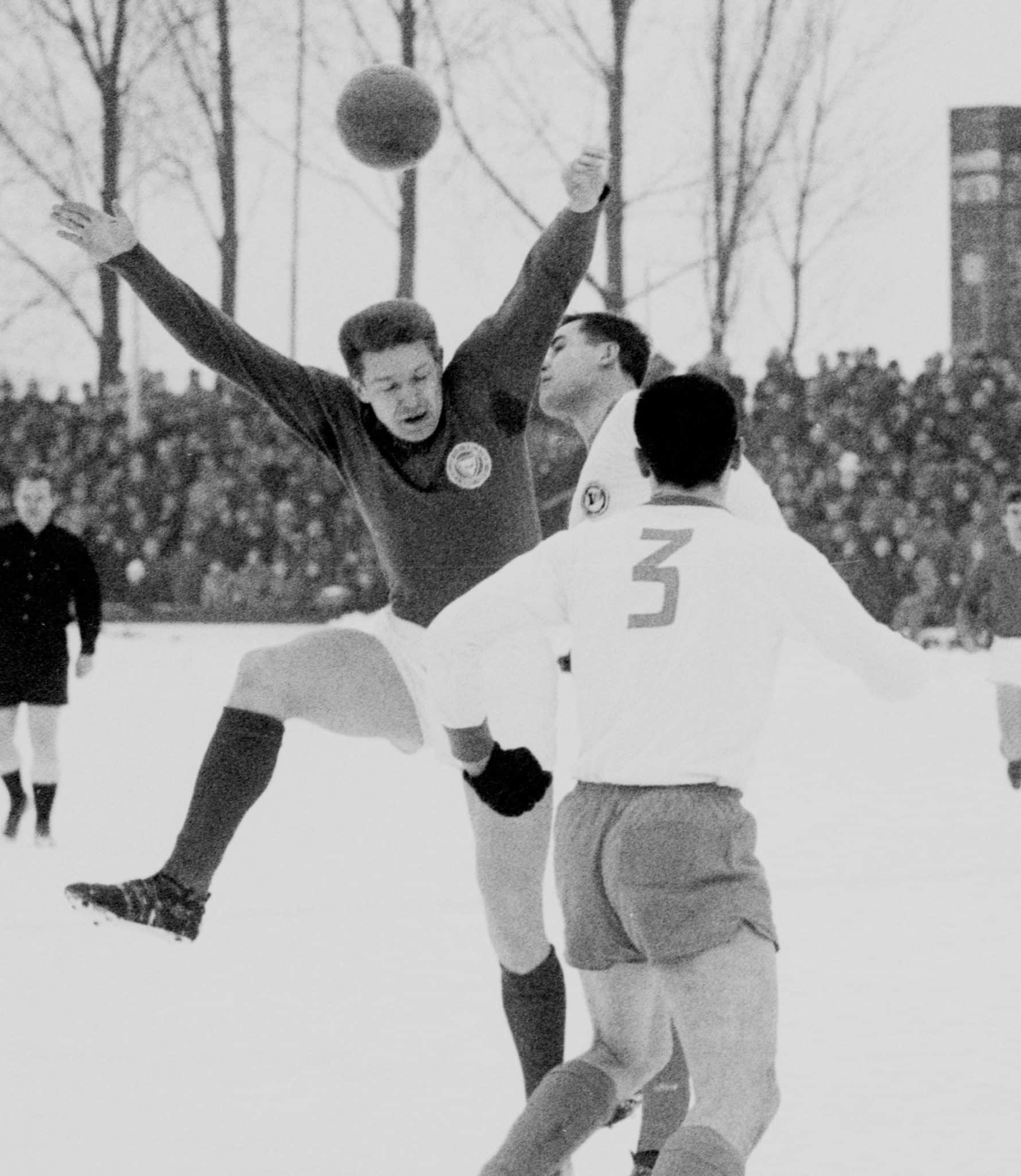 Holsteins Torjäger Gerd Koll bedrängt 1966 im DFB Pokal das Bielefelder Tor