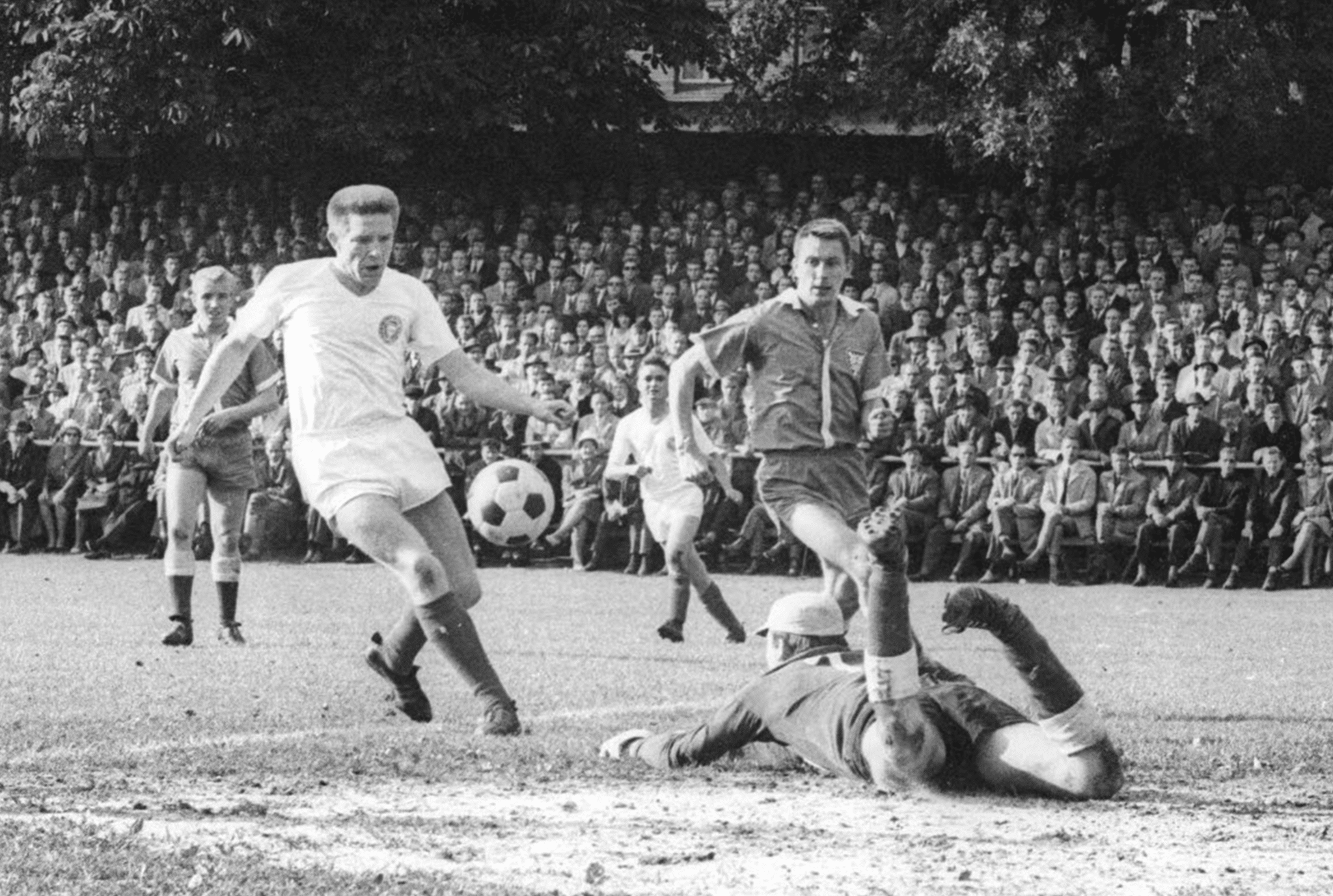 Koll im Stadtderby 1964 an der Waldwiese zwischen der SV Friedrichsort und Holstein