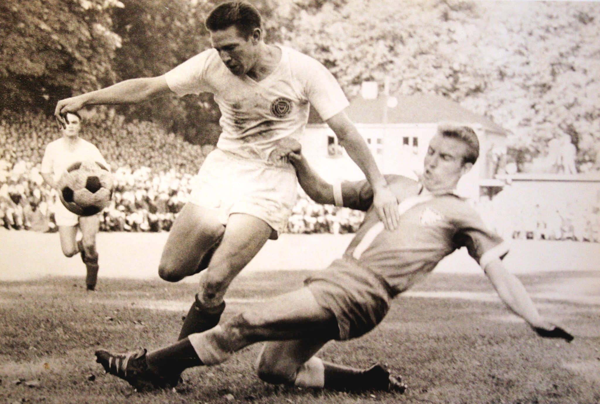 File written by Adobe Photoshop? 4.0