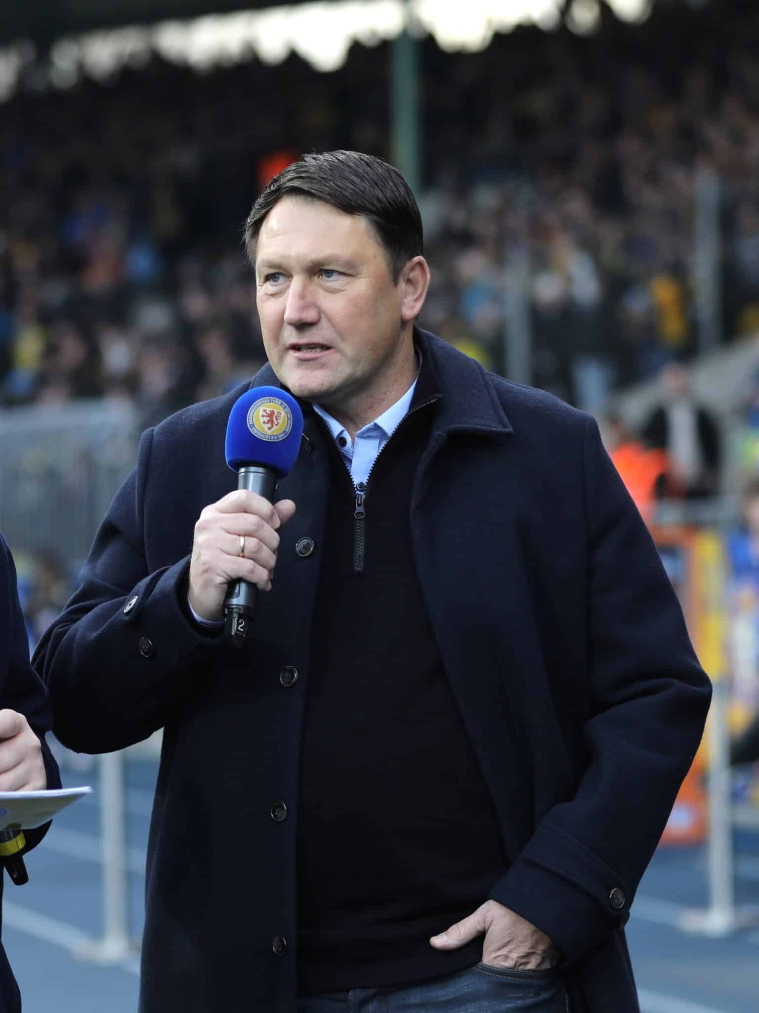 Sven Boy in seiner alten Heimat: Holsteins Ex-Kapitän und aktueller U23-Assistent war am Sonntag Talk-Gast in der Halbzeit in Braunschweig. 🎤