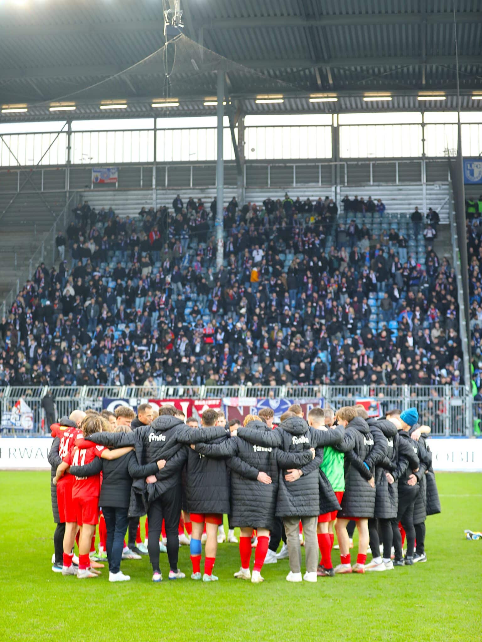 1.000 Kielerinnen und Kieler begleiteten unsere Störche nach Magdeburg. Danke für euren Support! Alle zusammen, alle für Holstein! 🚩
