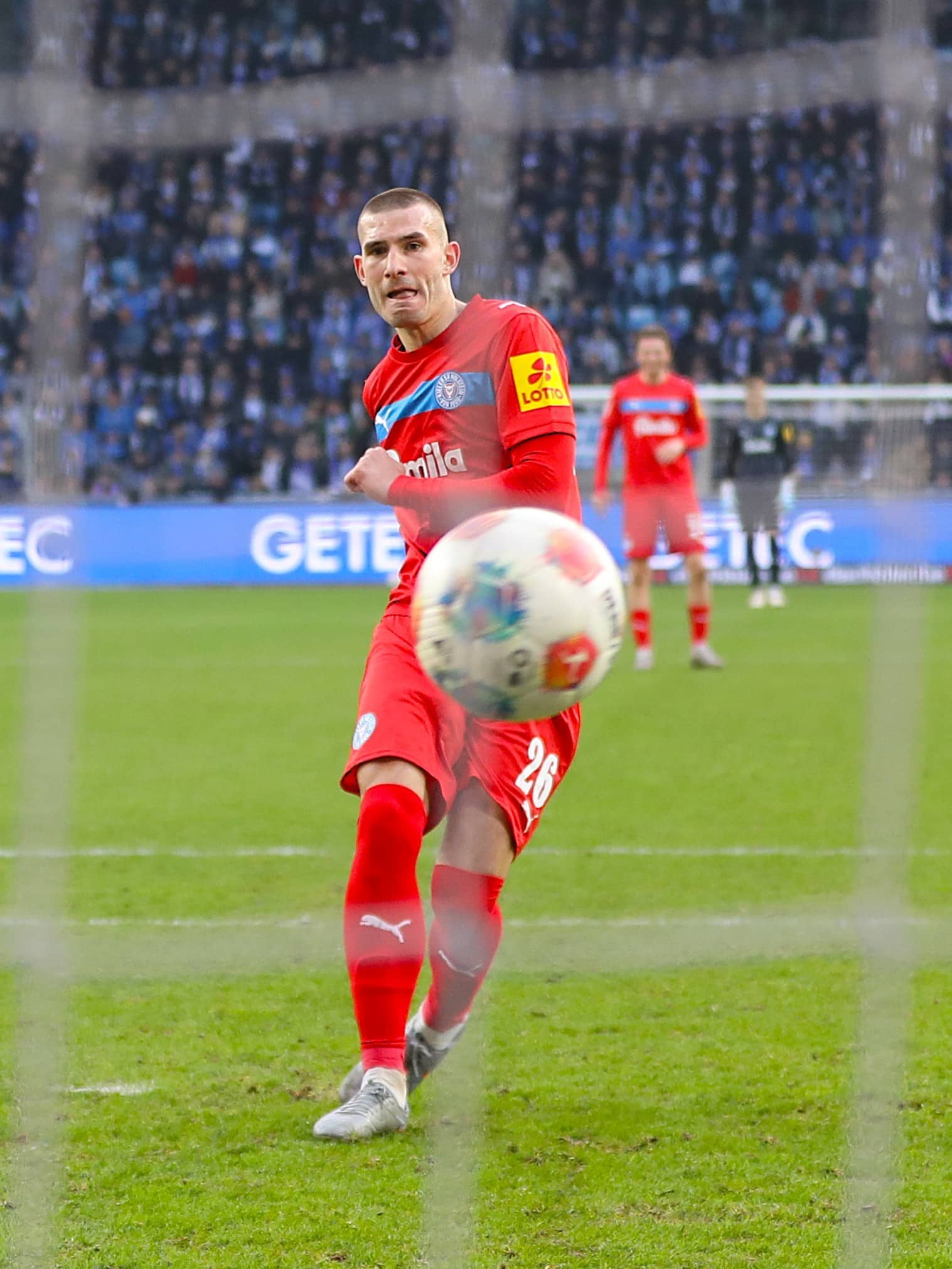 20251213 Holsteins Zec trifft gegen Magdeburg erneut per Strafstoß (1)