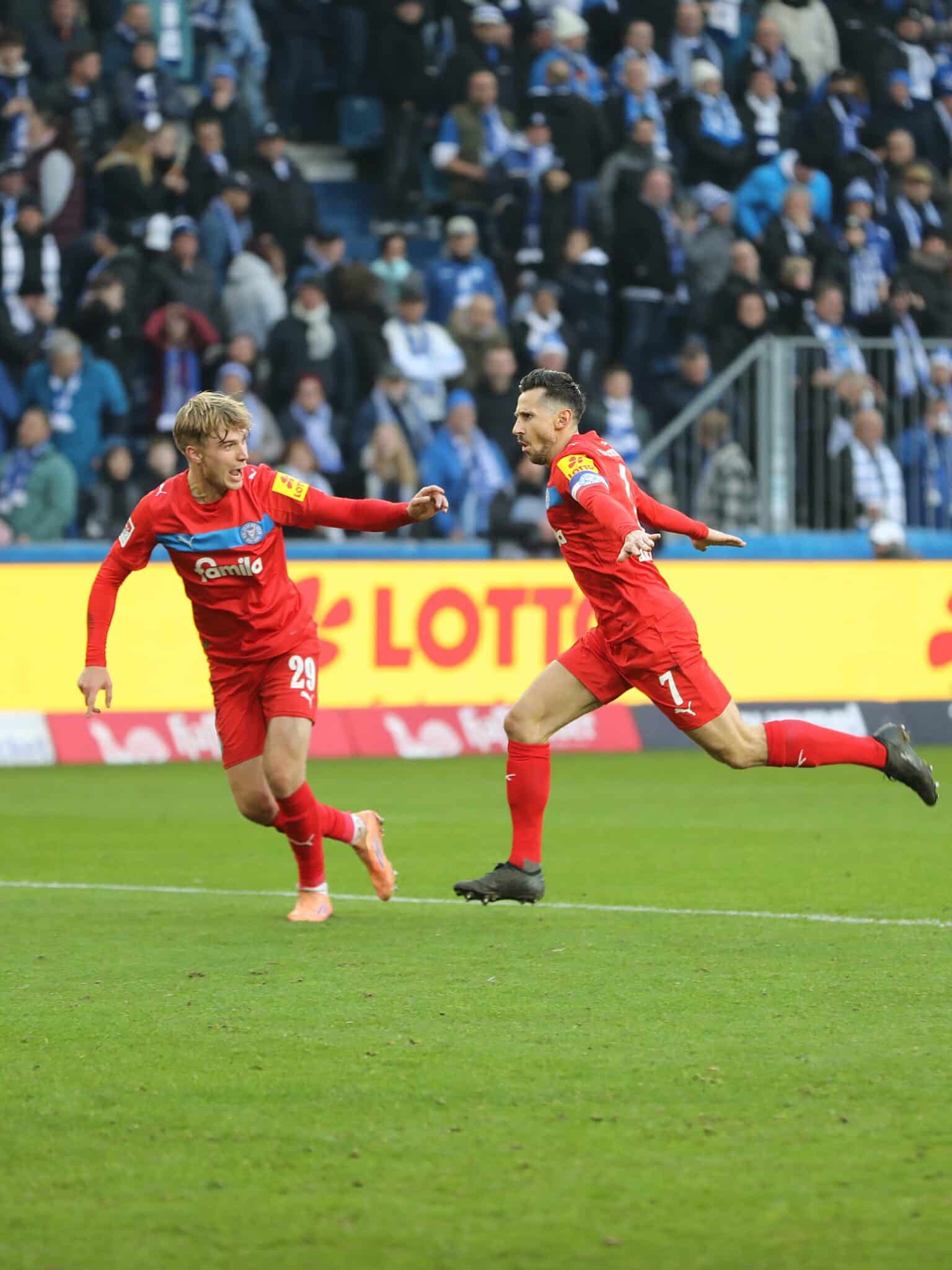 20251213 Steven Skzrybski dreht nach seinem Ausgleichstreffer in Magdeburg jubelnd ab links Niehoff (1)