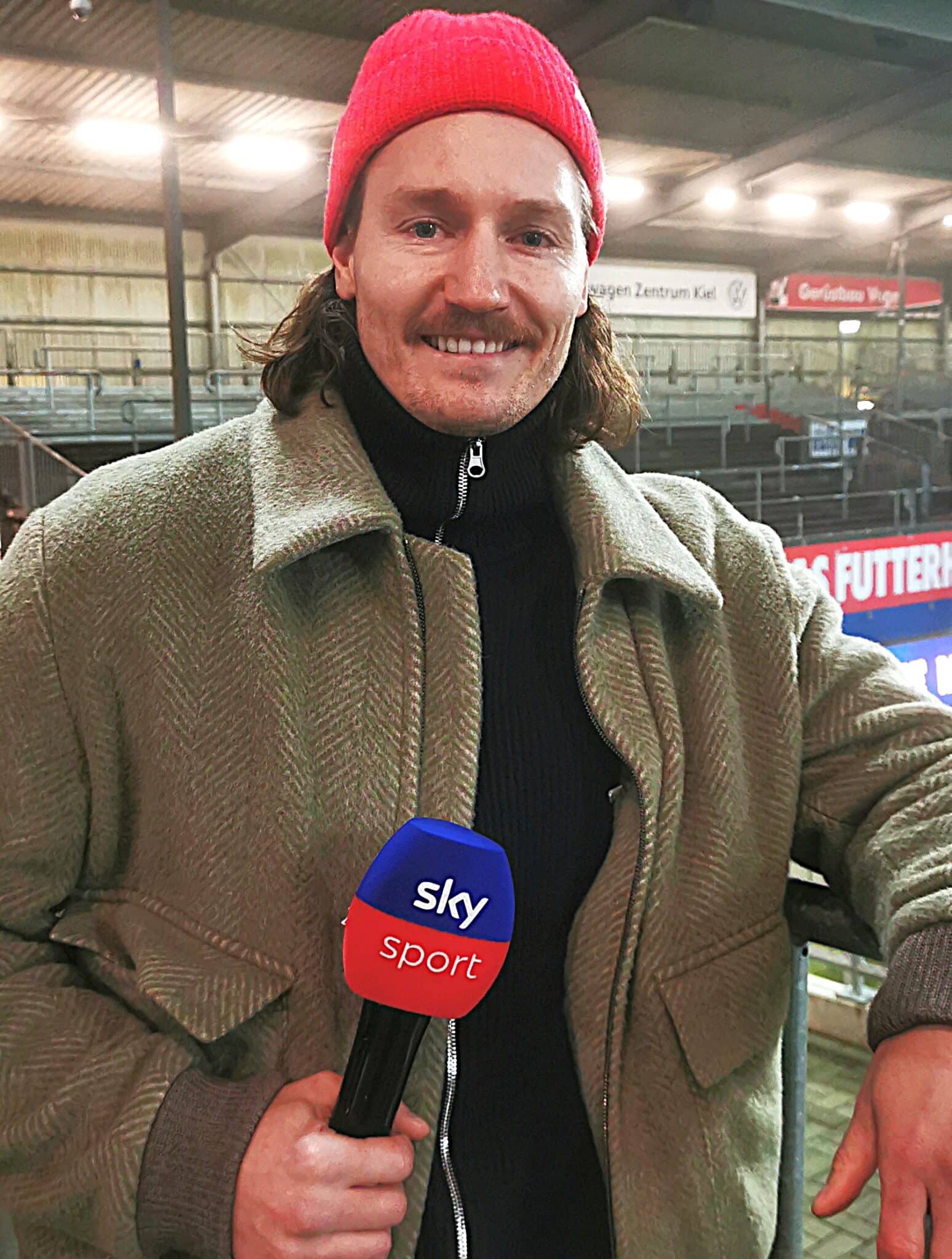 Von 2013 bis 2017 erzielte Manuel Schäffler in 96 Pflichtspielen 20 Treffer für unsere Störche. Heute ist der Ex-Dresdener als Sky-Experte live im Stadion dabei. 👀