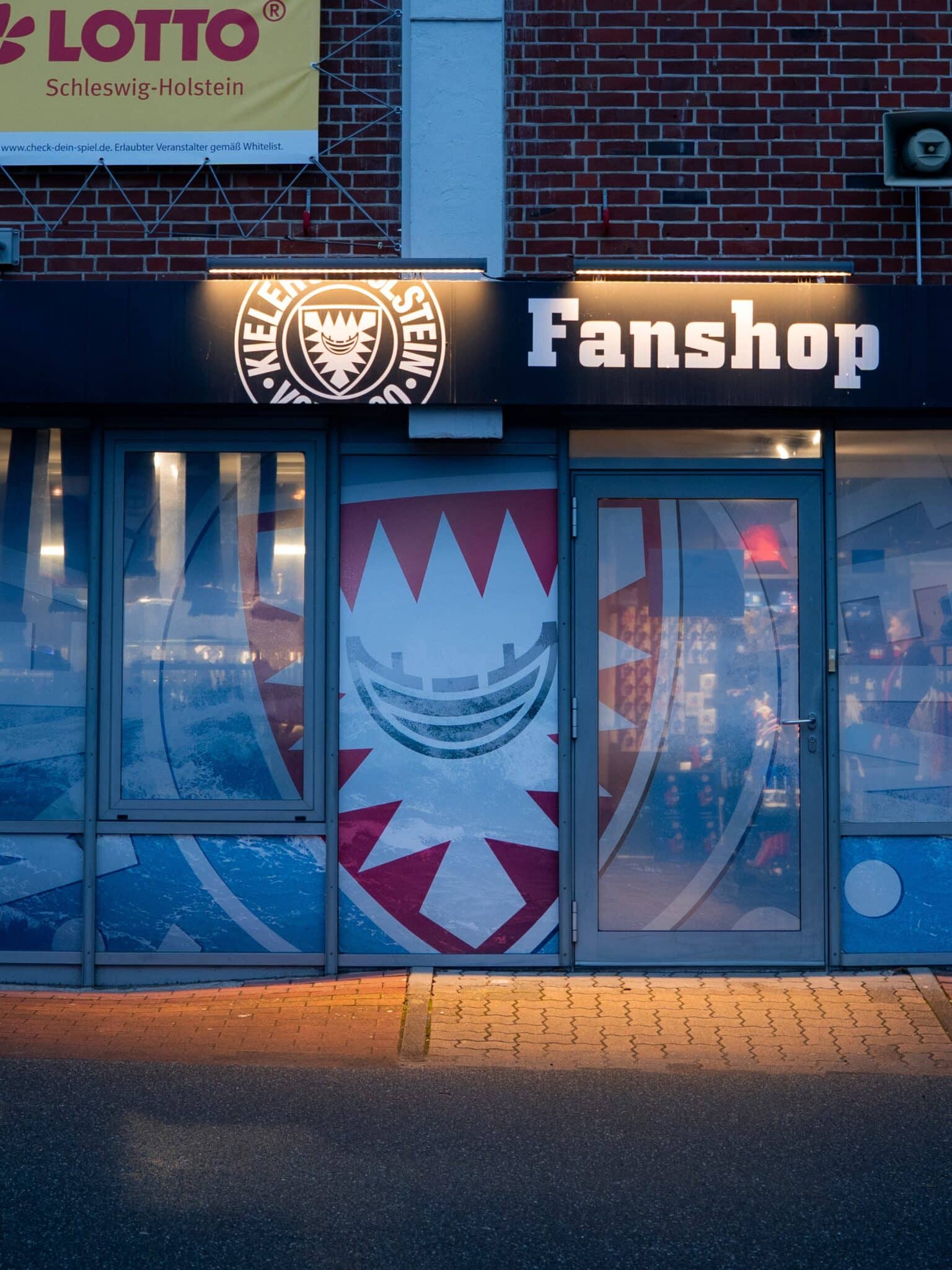 Die letzte Möglichkeit, im Fanshop Weihnachtsgeschenke zu kaufen, besteht am 22. Dezember. Danach ist dieser geschlossen und öffnet erst wieder am 7. Januar. 🎁