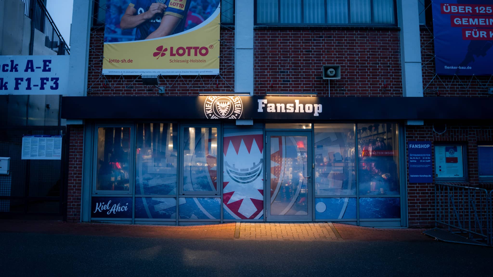 Weihnachtliche Autogrammstunde im Holstein-Stadion