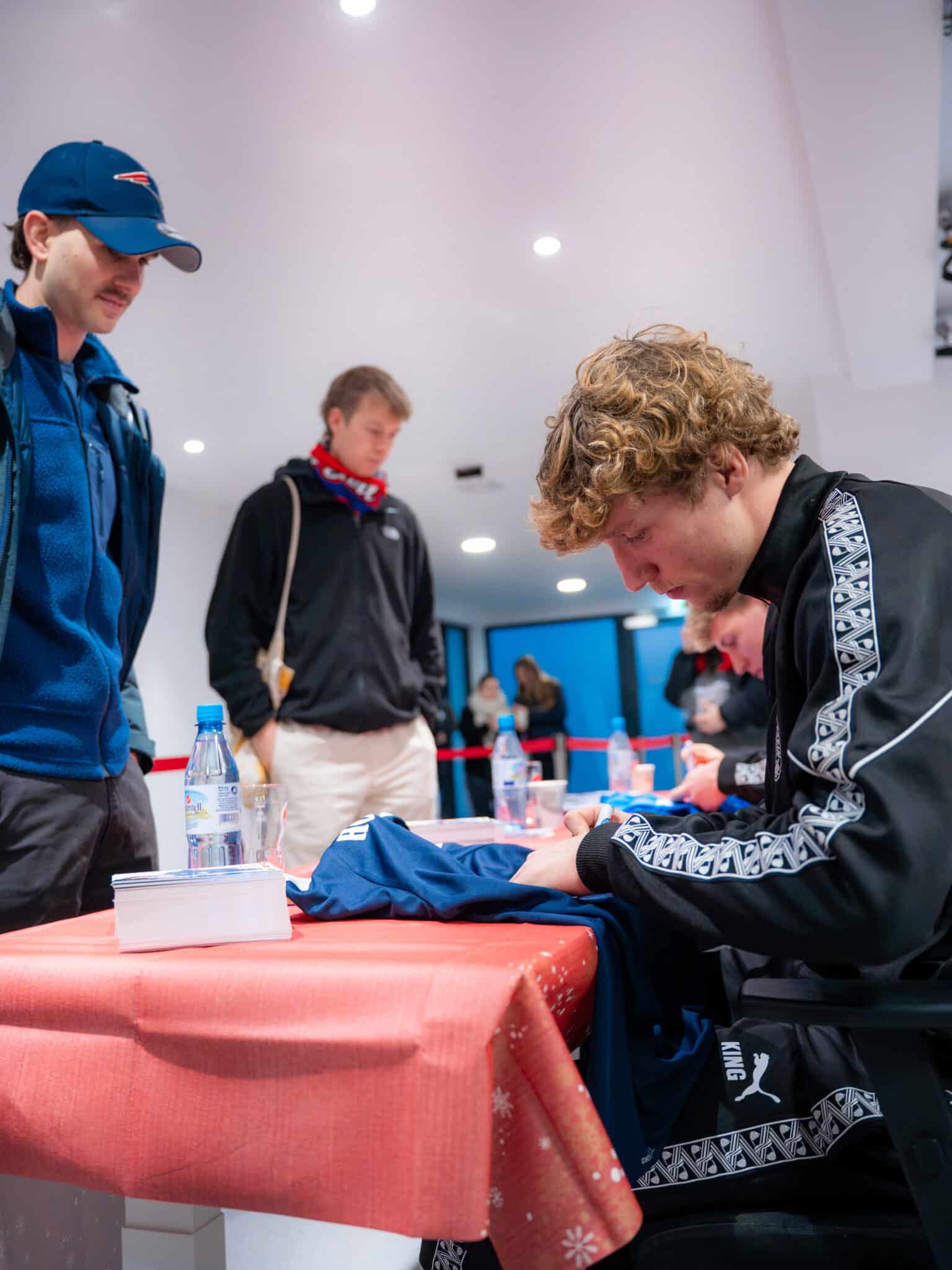 Der Weihnachtseinkauf am Mittwoch lohnte sich doppelt: Die neu gekauften Geschenke im Fanshop am Stadion wurden von unseren Störchen mit Autogrammen verziert. 🎁