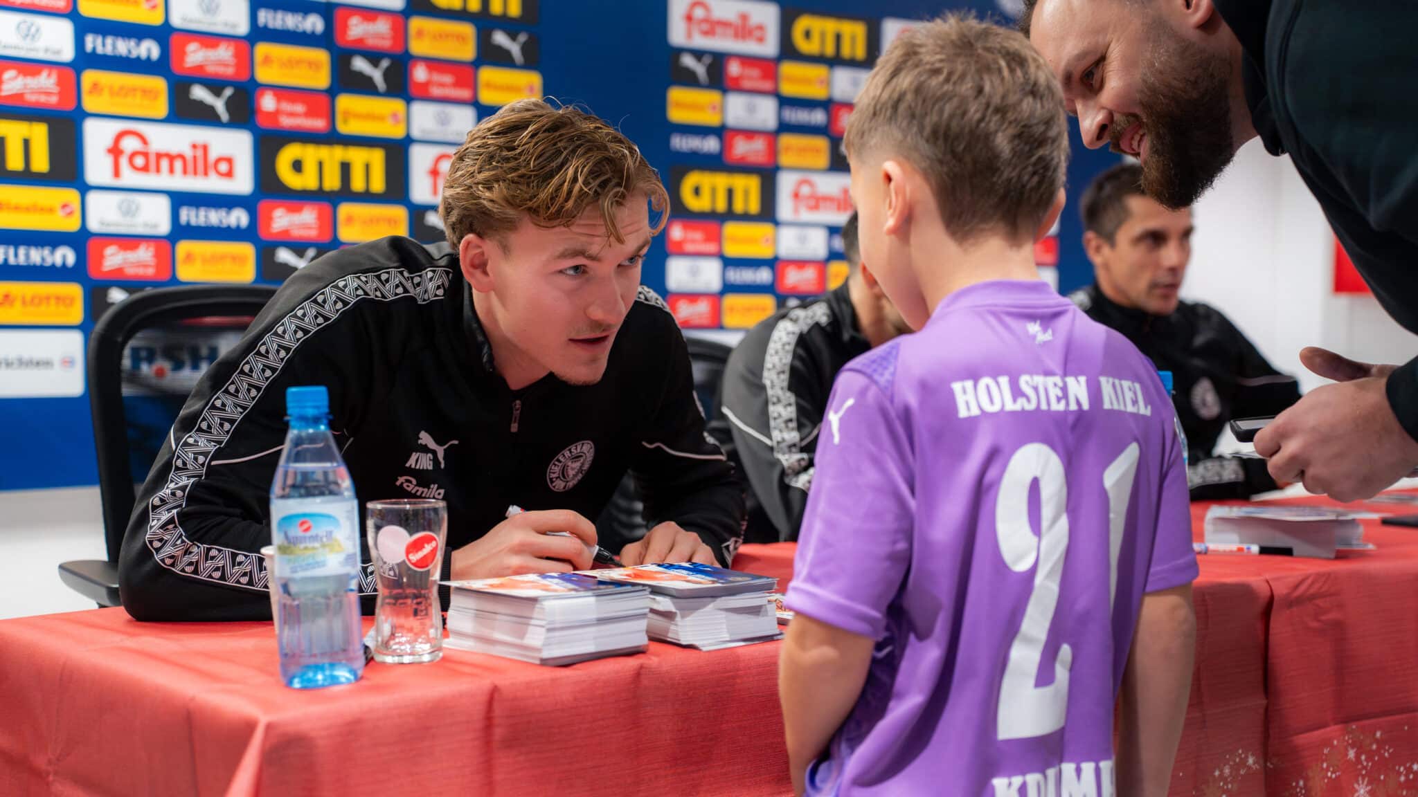 Störche veredeln Geschenke der Fanshop-Besucher