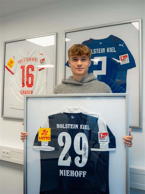 Unser Eigengewächs Niklas Niehoff hat sich am Mittwoch mit einem signierten Trikot in der „Hall of Fame“ unseres NLZ verewigt. Wir sind stolz auf dich!🙌🏻