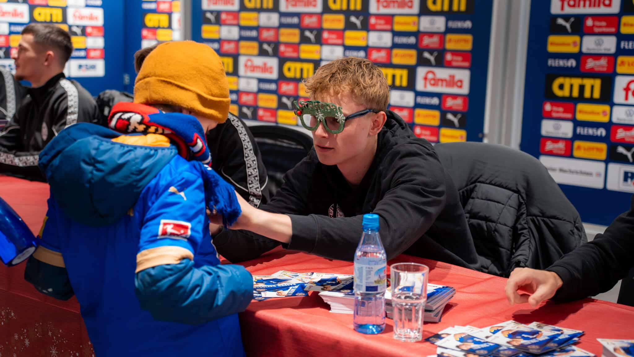 Geschenke, Autogramme und Tickets: Erfolgreiches Weihnachtsshopping im Stadion