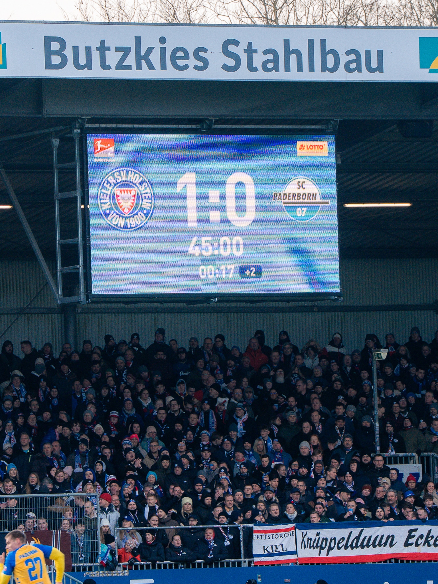 Premiere im Holstein-Stadion: Bei unserem Heimspiel gegen Paderborn war erstmals die laufende Nachspielzeit live auf der Videoleinwand zu sehen. 👀