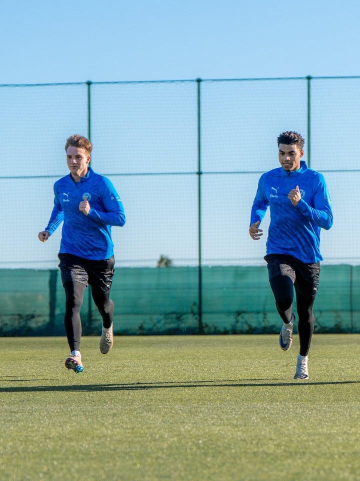 Die beiden nachgereisten Jungstörche Lenny Borges (li.) und Ikem Ugoh dürfen sich ab sofort unter der spanischen Sonne im Training beweisen. 💪🏻