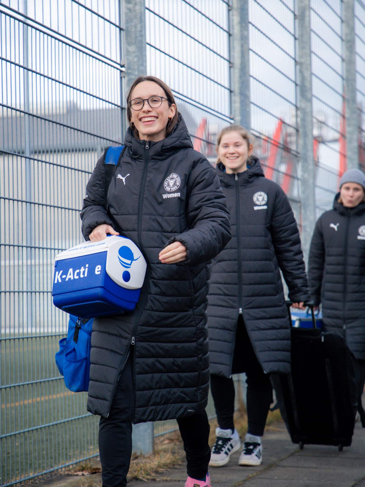 Unsere Holstein Women sind am Freitag ins Kurztrainingslager nach Warbeyen aufgebrochen. Dort stehen über das Wochenende mehrere Trainingseinheiten sowie ein Testspiel gegen die Zweitligafrauen des VfR Schwarz-Weiß Warbeyen auf dem Programm. 💪