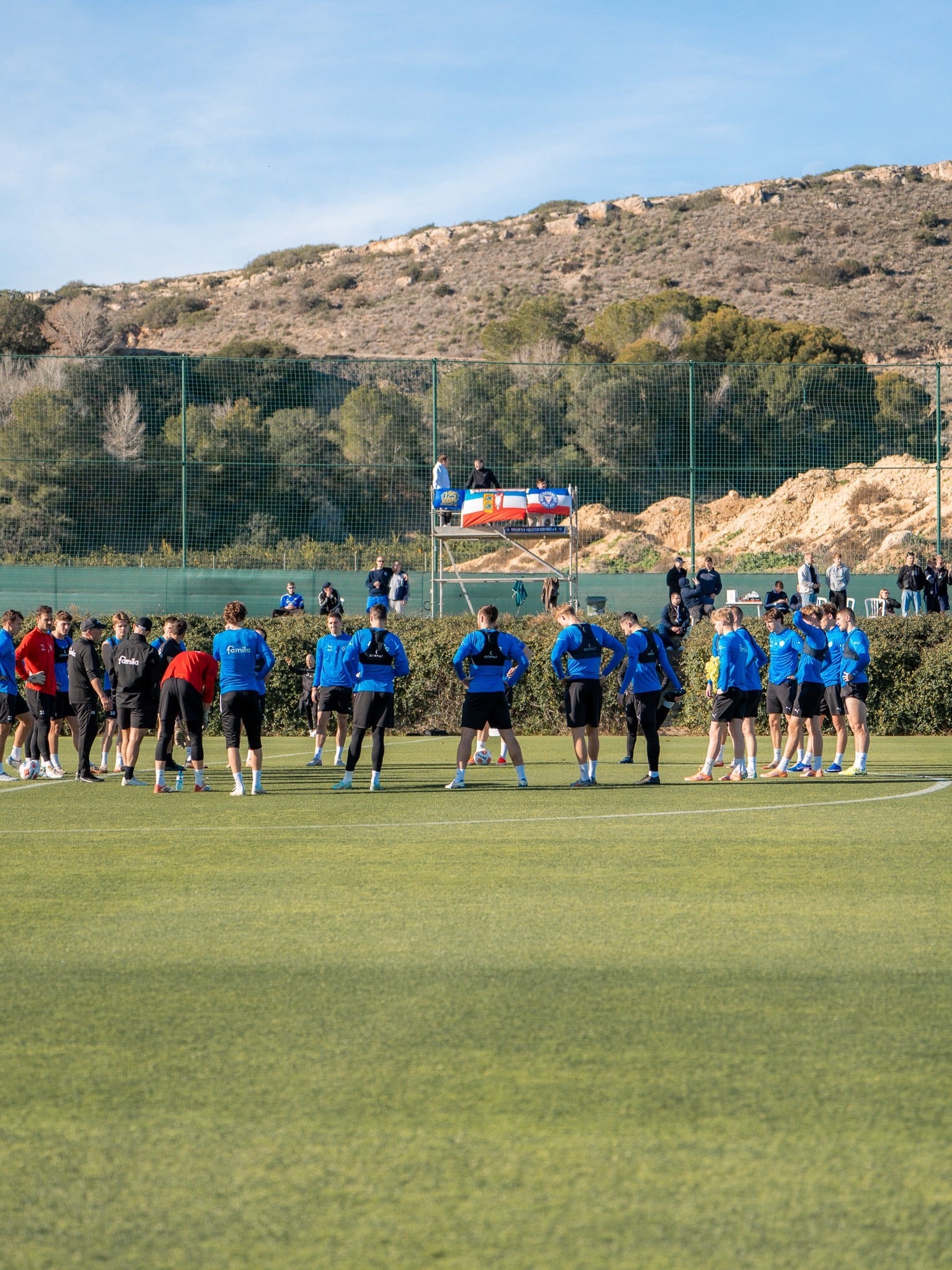 Unsere Störche erhalten beim Training Unterstützung von mitgereisten Holstein-Fans. Danke für euren Support in Spanien! 🫱🏻‍🫲🏻