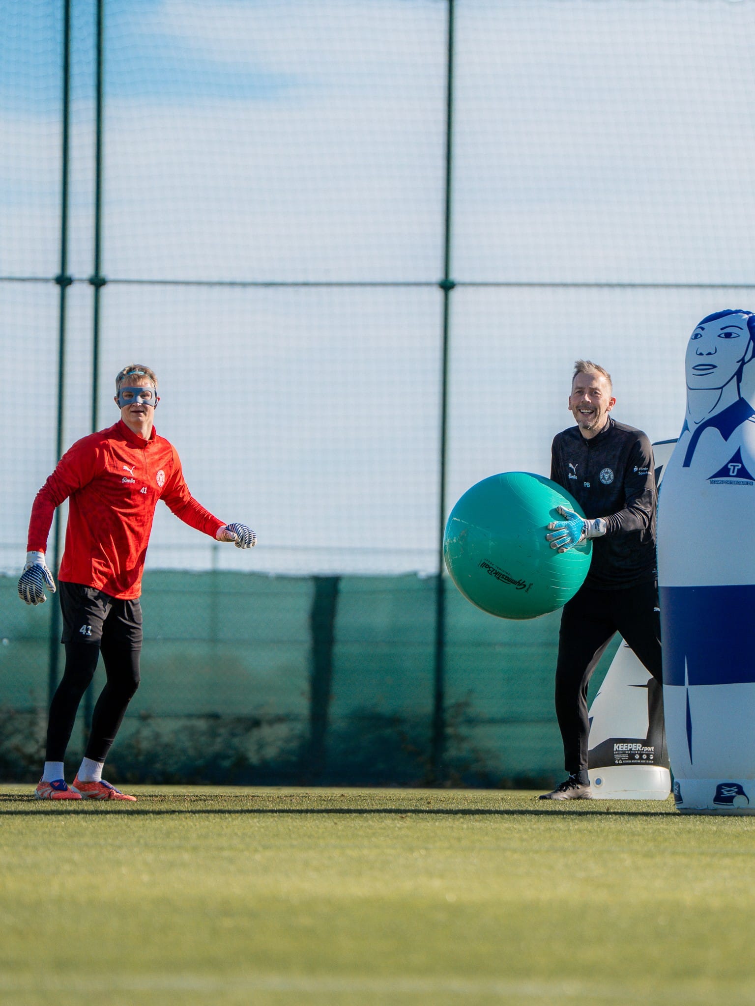 Ein Einblick in das Leben eines Torwarts: Trainer Patrick Borger (re.) setzt Lio Rothenhagen bei Flanken unter Druck. 🫡