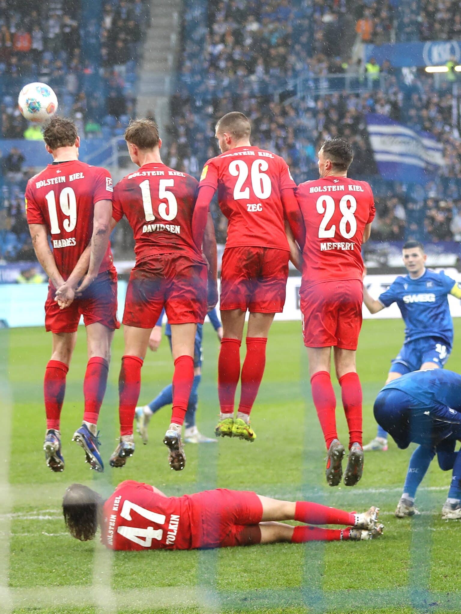 20260221 KSC Freistoß durch Marvin Wanitzek wird von Kiel geblockt 02