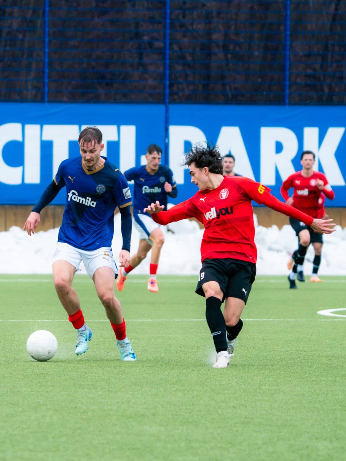 Comeback im Stadtderby: U23-Stürmer Etienne Sohn stand beim 2:0-Erfolg unserer Jungstörche erstmals seit seinem Kreuzbandriss im Januar 2025 wieder für Holsteins Nachwuchs auf dem Rasen. 💪