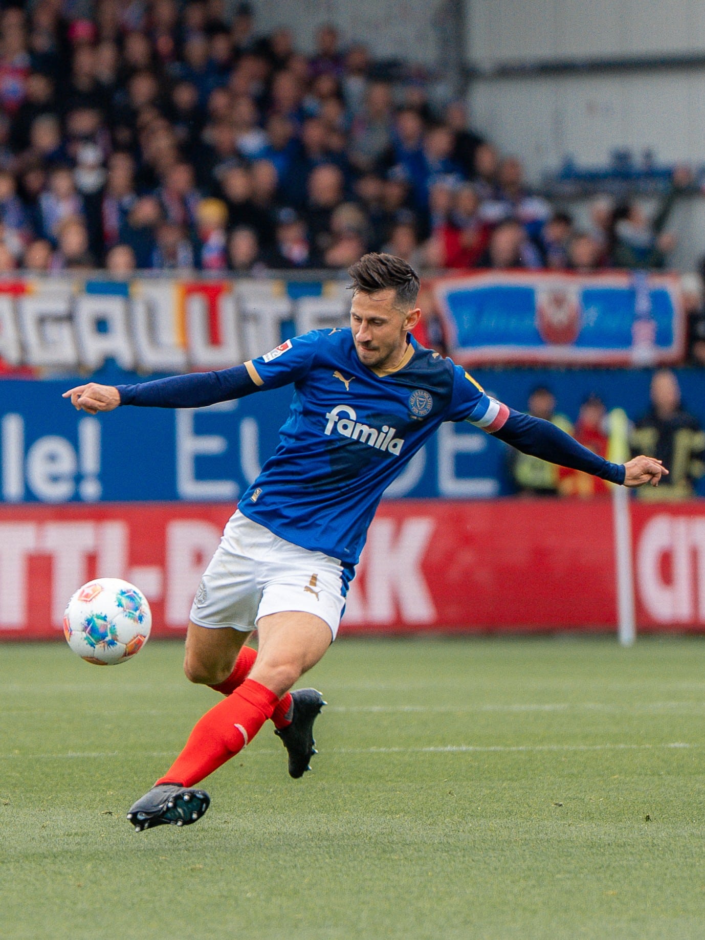 Unser Kapitän Steven Skrzybski hat sich im Training am Dienstag einen Muskelbündelriss im Bereich der Adduktoren zugezogen. Damit wird er längerfristig ausfallen. Gute Besserung, Steven! 🙏🏻
