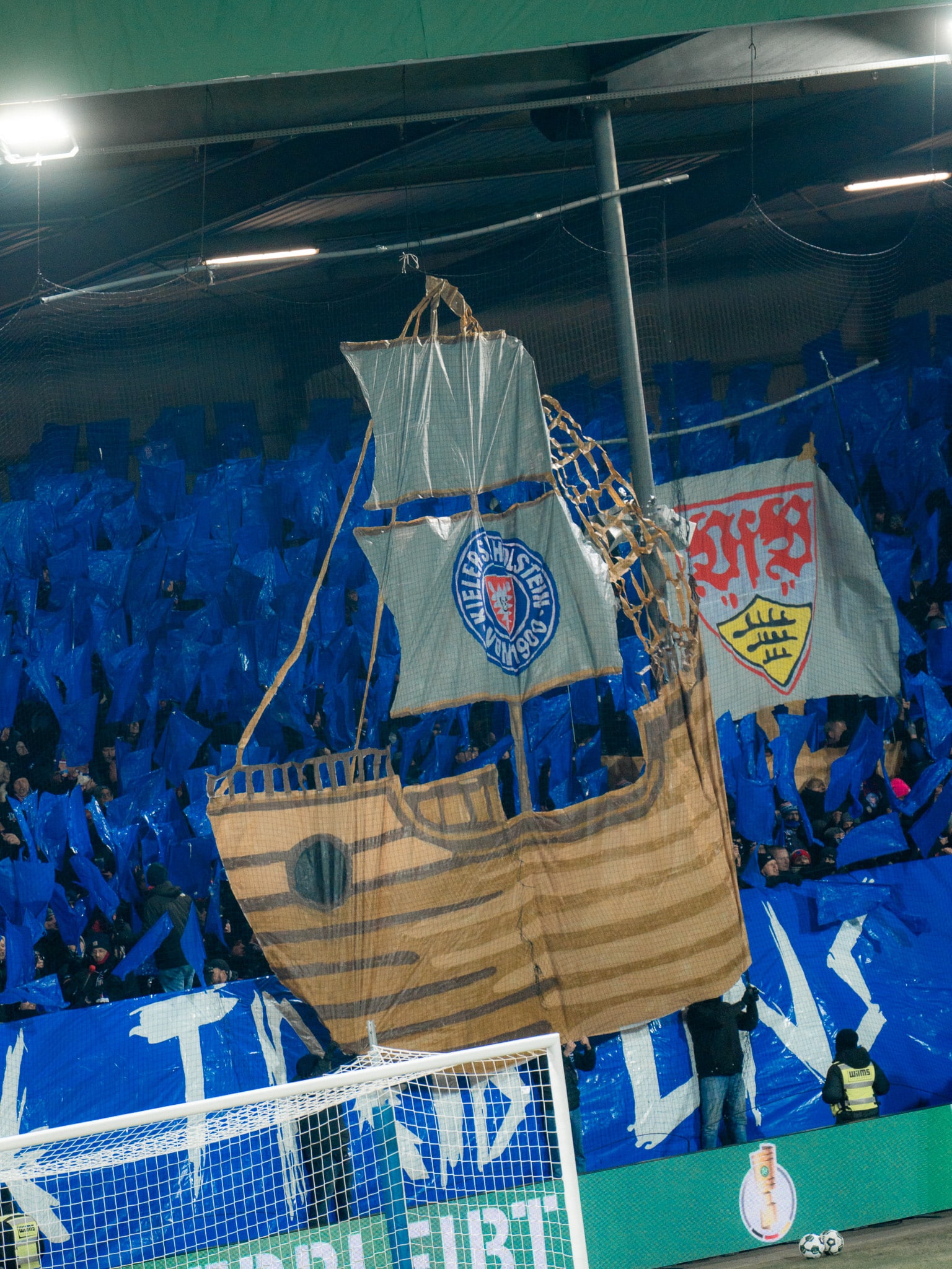 Mit einer Choreografie über die gesamte Westtribüne wurden unsere Störche auf das DFB-Pokal-Viertelfinale gegen den VfB Stuttgart eingestimmt. Danke für eure Unterstützung! Alle zusammen, alle für Holstein! 💙🤍❤️