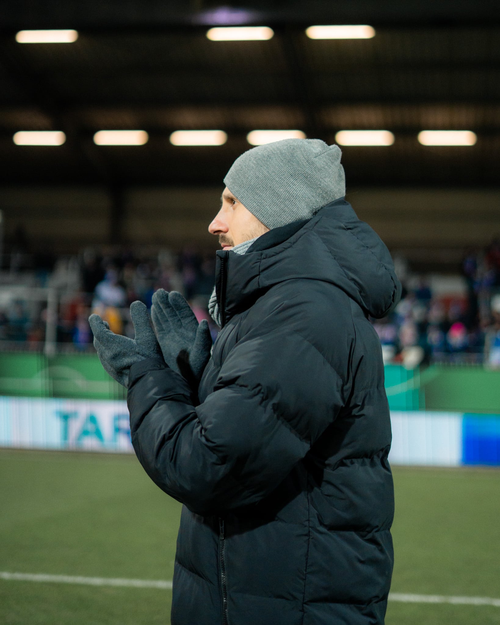 Unser Kapitän Steven Skrzybski fehlte im DFB-Pokal-Viertelfinale gegen den VfB Stuttgart aufgrund einer muskulären Verletzung, die er sich im Abschlusstraining zugezogen hatte. Gute Besserung, Steven! 🙏🏻
