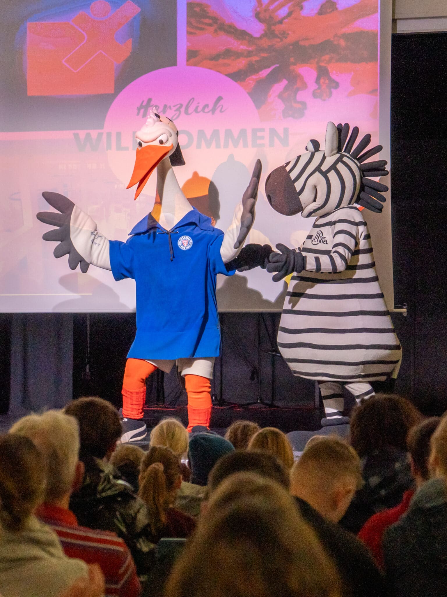 Wenn Stolle auf Hein Daddel trifft, wird selbst ein Infoabend für Viertklässler zur kleinen Sportshow! Bei unserer Partnerschule in Friedrichsort sorgten Holsteins Maskottchen Stolle und Hein Daddel vom THW am Montagabend für strahlende Kinderaugen. 🙌