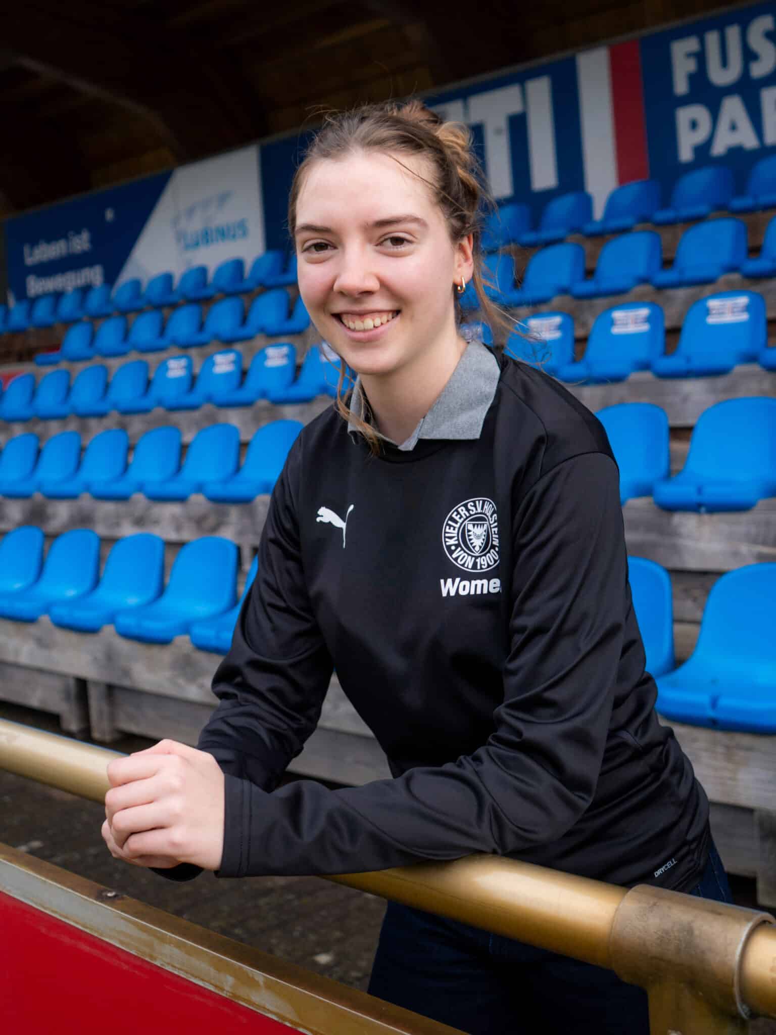 Unsere Women U13-Trainerin Elin Schweckendiek wurde als „Fußballheldin“ in der Saison 2025/2026 ausgezeichnet. Der Deutsche Fußball-Bund ehrt damit ehrenamtlich Engagierte im Jugendfußball. Danke für deinen großartigen Einsatz, liebe Elin! 💙