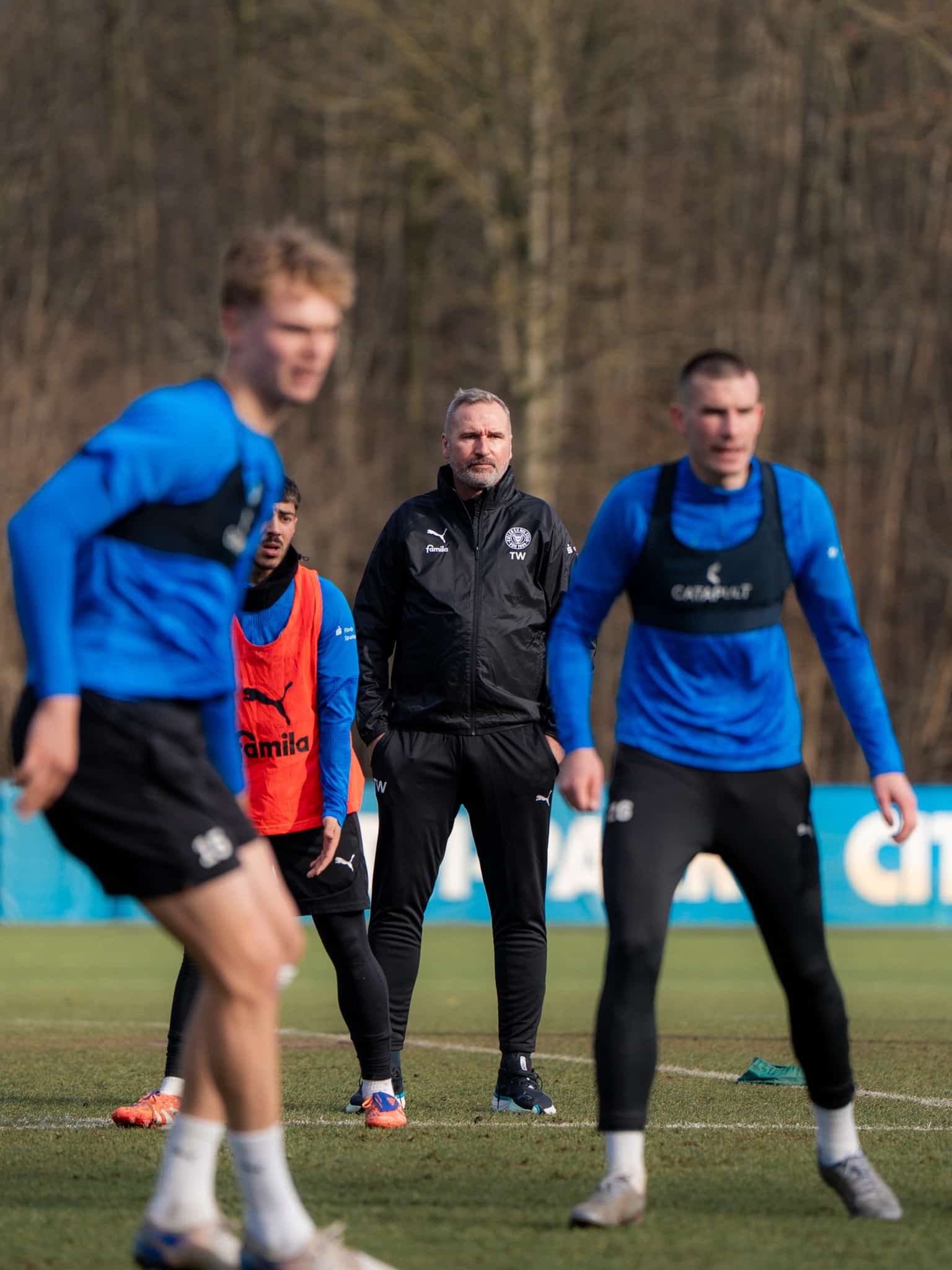 Nach dem Kennenlernen der Mannschaft am Mittwochmorgen hatte Tim Walter am Vormittag zur ersten von zwei Trainingseinheiten gebeten. Willkommen zurück, Coach! 👋🏻